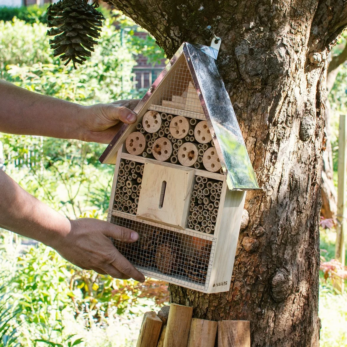 Navaris Drewniany Domek dla Owadów - Naturalny Hotel dla Pszczół, Biedronek, Motyli, Much - Do Zawieszenia