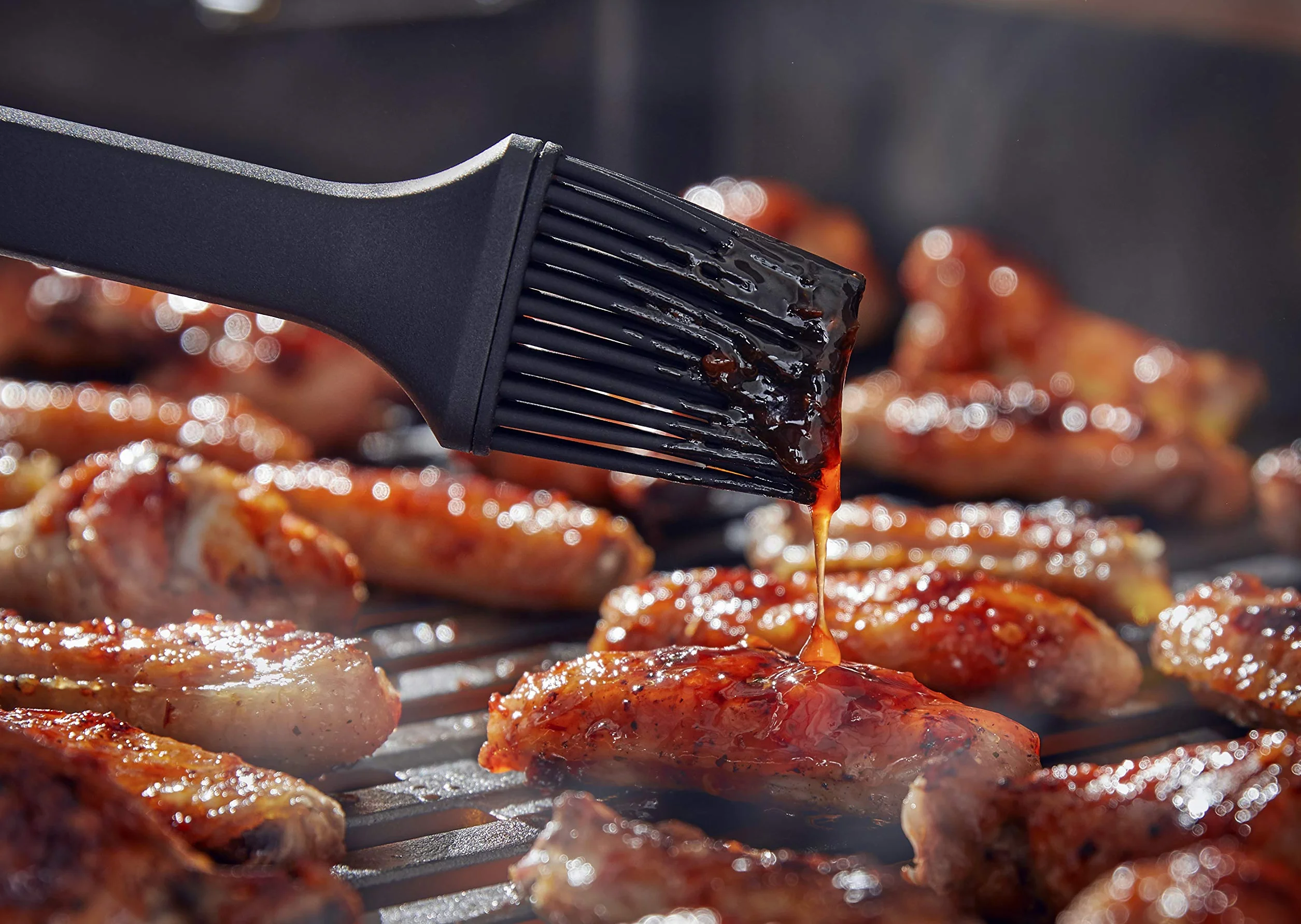 Weber Pędzel do Grilla (40cm), idealny do smarowania marynatami lub olejenia rusztu, z silikonowymi włosiami, nadaje się do mycia w zmywarce, z pętlą do zawieszenia - Czarny (6319)