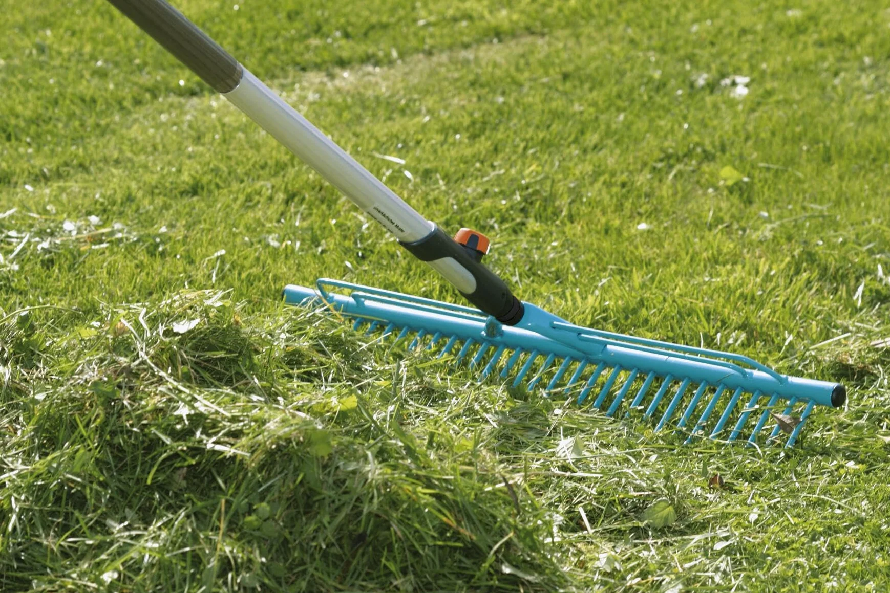 Gardena combisystem grabie do trawy: grabie do trawy o szer. roboczej 60 cm, do zgrabiania skoszonej trawy, pasują do wszystkich trzonków combisystem, z praktycznymi poprzeczkami na trawę (3381-20)