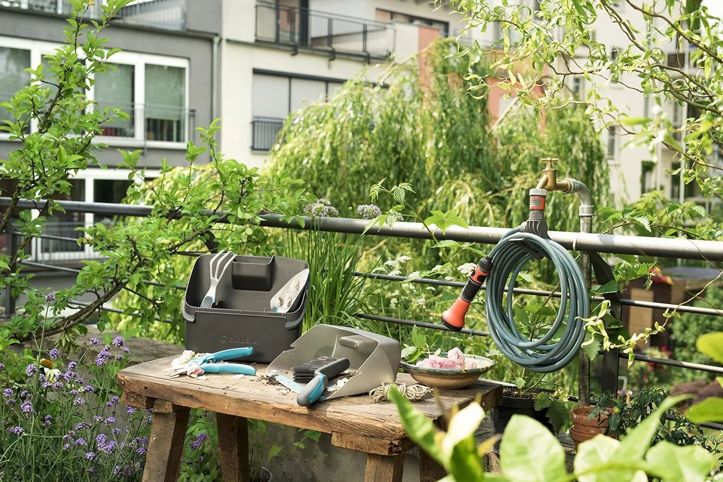 Wąż spiralny 7,5 m – zestaw z końcówką zraszającą Gardena city gardening wąż ogrodowy z wieszakiem na wąż, śred. węża 9 mm, z elementami systemowymi Original Gardena i końcówką zraszającą (18411-20)