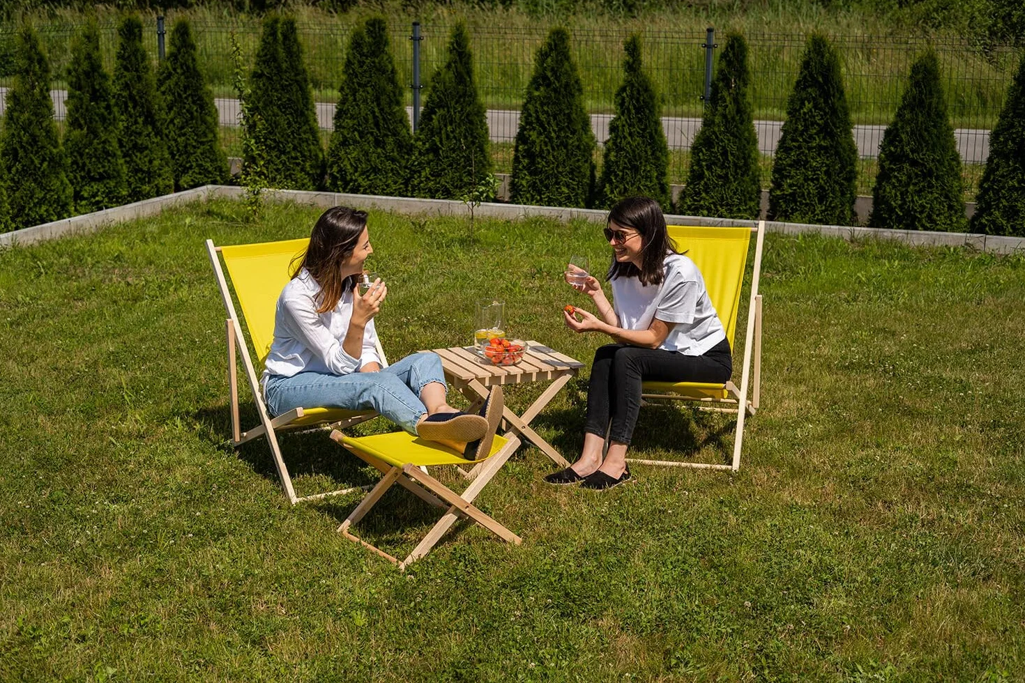 Leżak plażowy drewniany 119 cm x 58 cm do 120 kg Biało-pomarańczowy Regulowany Składany