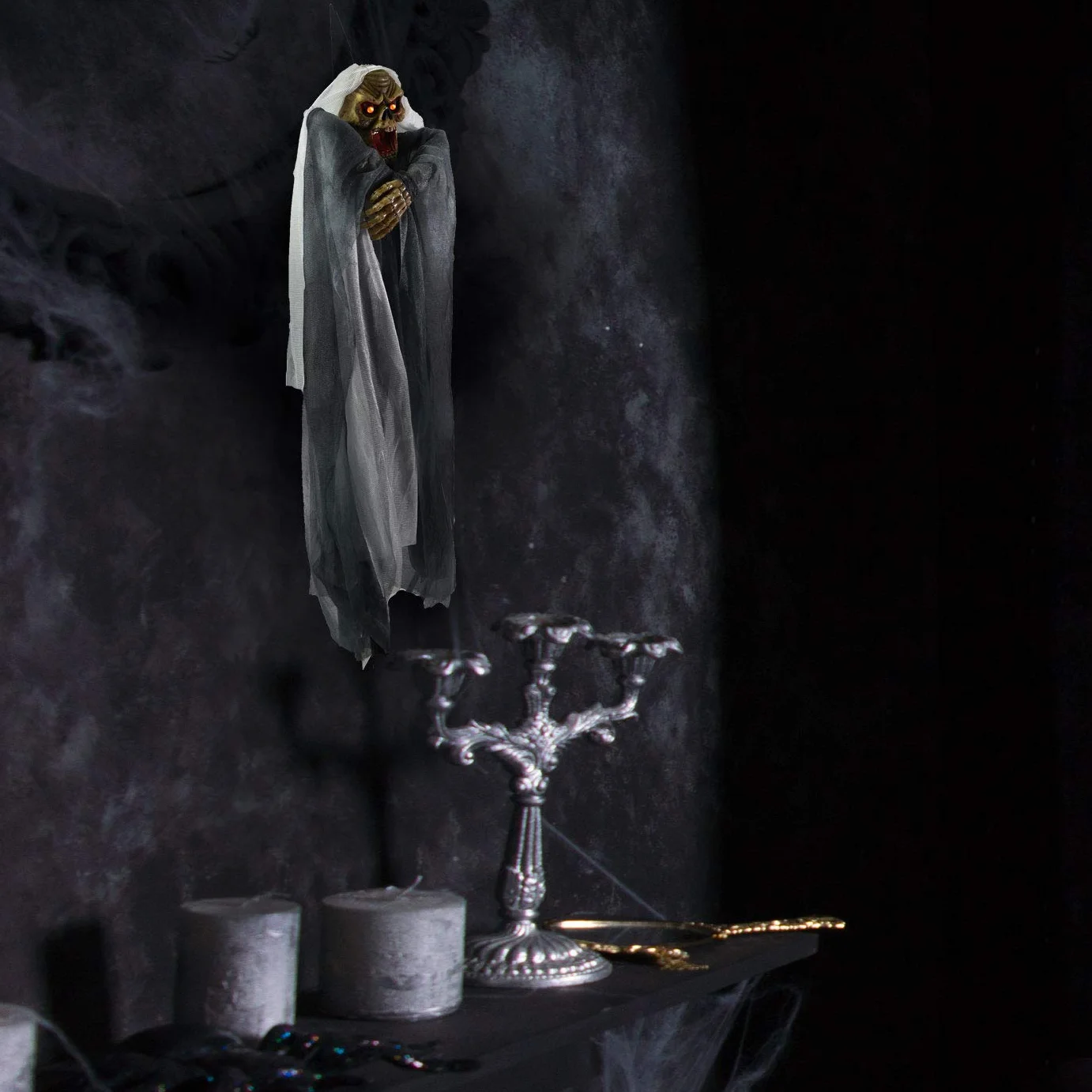 TRIXES Wiszący szkielet czarownicy dekoracja na Halloween, świecące oczy i krzyki, akcesorium na wydarzenie nawiedzonego domu, dekoracja z krzyczącym szkieletem z pętlą do zawieszania - zasilanie