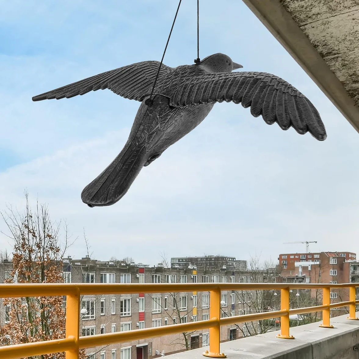 2 czarne atrapa kruków, kruk, kruk, plastikowy kruk do zawieszenia, odstraszacz ptaków latająca wrona, balkon i ogród