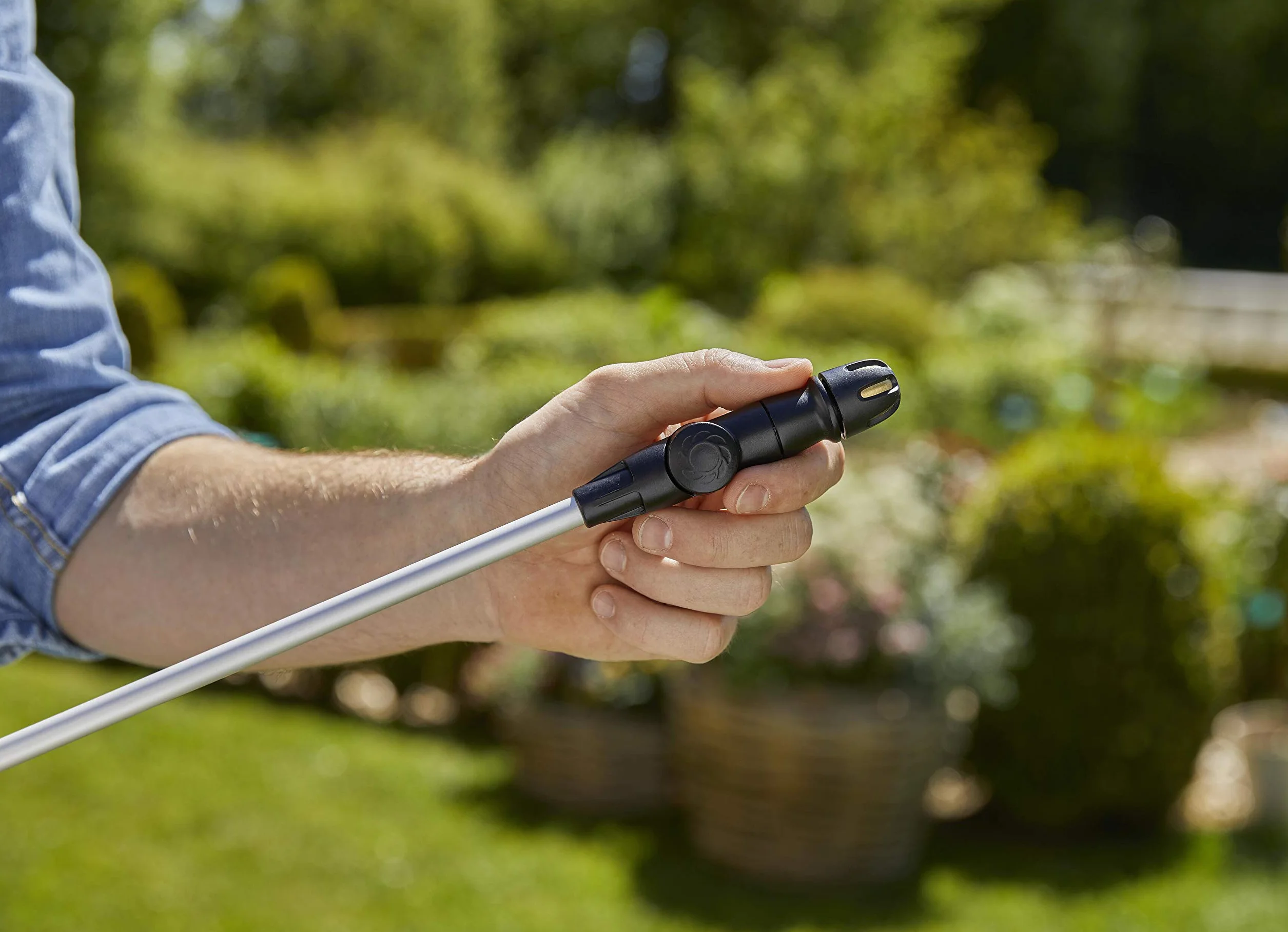 Gardena rura teleskopowa: Rura o długości 40-100 cm umożliwia opryskiwanie wysokich drzew, krzewów i roślin przy glebie. Do wszystkich opryskiwaczy ciśnieniowych Gardena o poj. 3 l i 5 l (11154-20)
