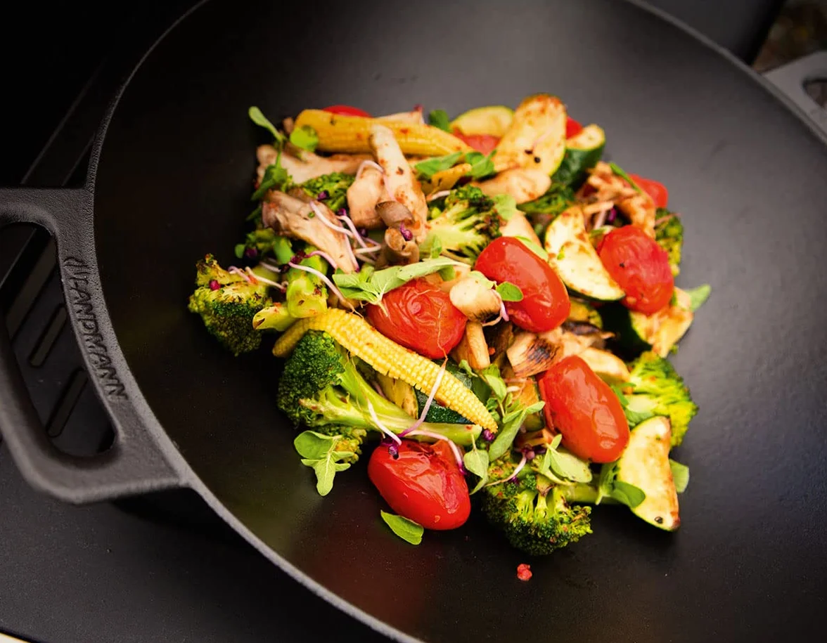 LANDMANN Grillwok | Wysokiej jakości wok z emaliowanego żeliwa (Ø 36 cm) | optymalna dystrybucja ciepła i magazynowanie ciepła | ze spłaszczonym dnem pasuje do rusztów | 38 x 46 x 13,5 cm [czarny]