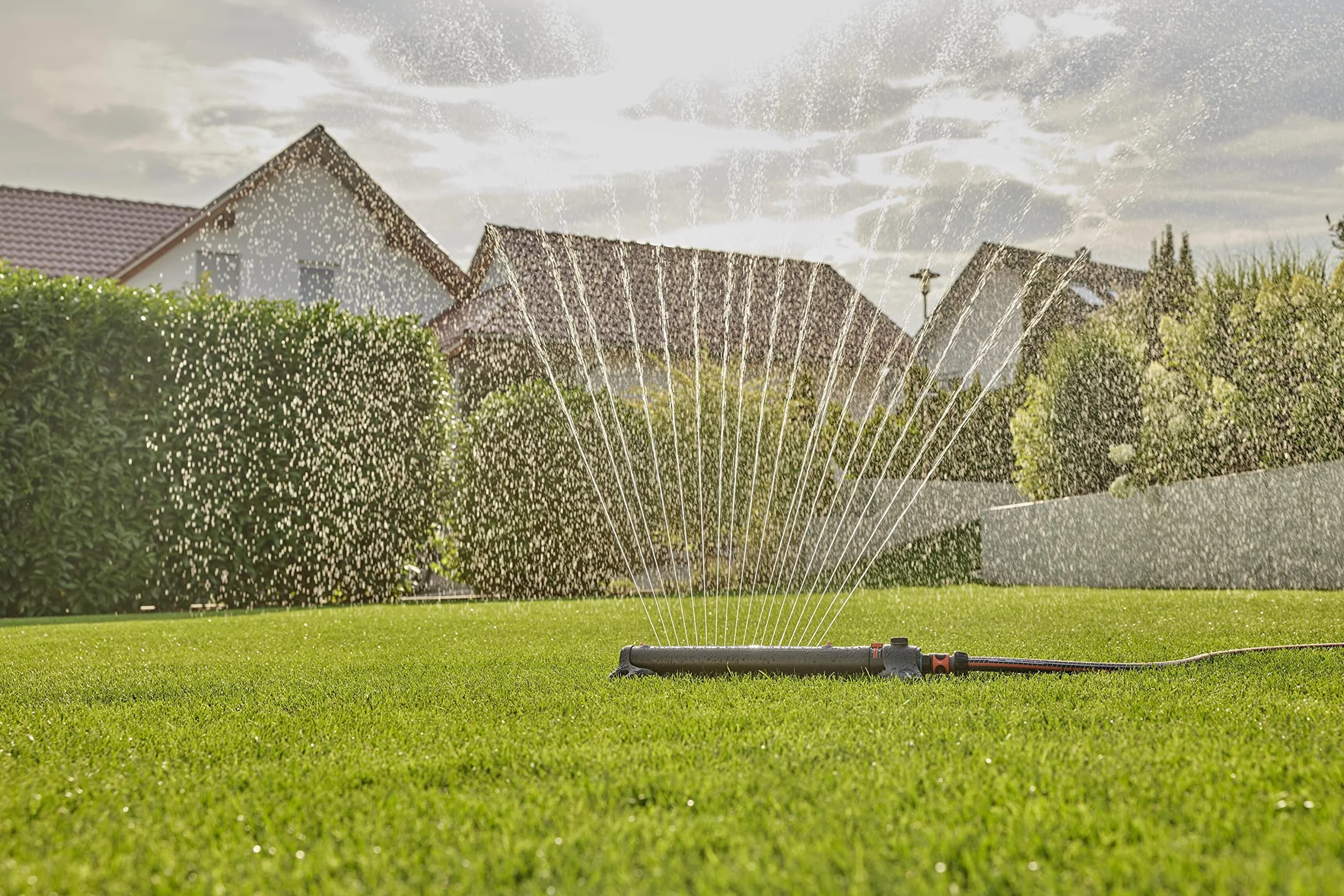 Gardena Zraszacz wahadłowy AquaZoom L: zraszacz do nawadniania obszarów o powierzchni 28–350 m², zasięg 7–21 m, szerokość zraszania 4–17 m, zintegrowany filtr metalowy (18714-20)