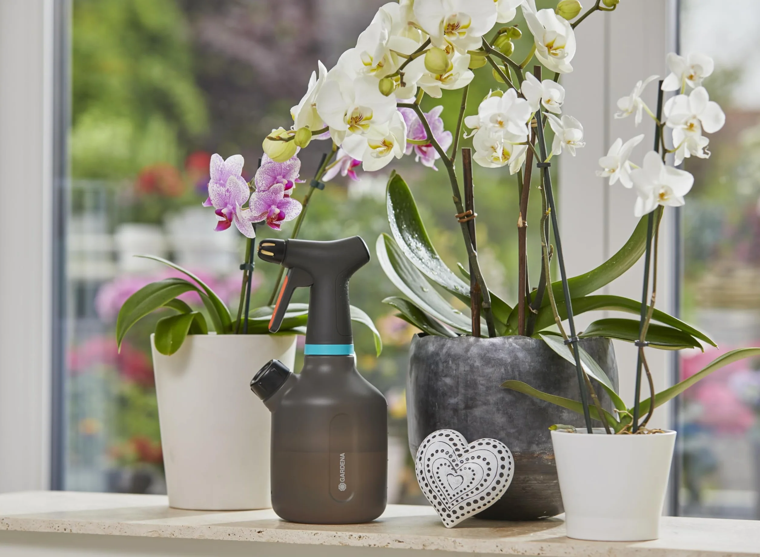 Gardena opryskiwacz z pompką 1 l: Opryskiwacz z pompką do wnętrz z funkcją 360°, dysza mosiężna, duży otwór, przezroczysta konstrukcja, zintegrowana pokrywka dozująca, z wskaźnikiem poziomu (11112-20)