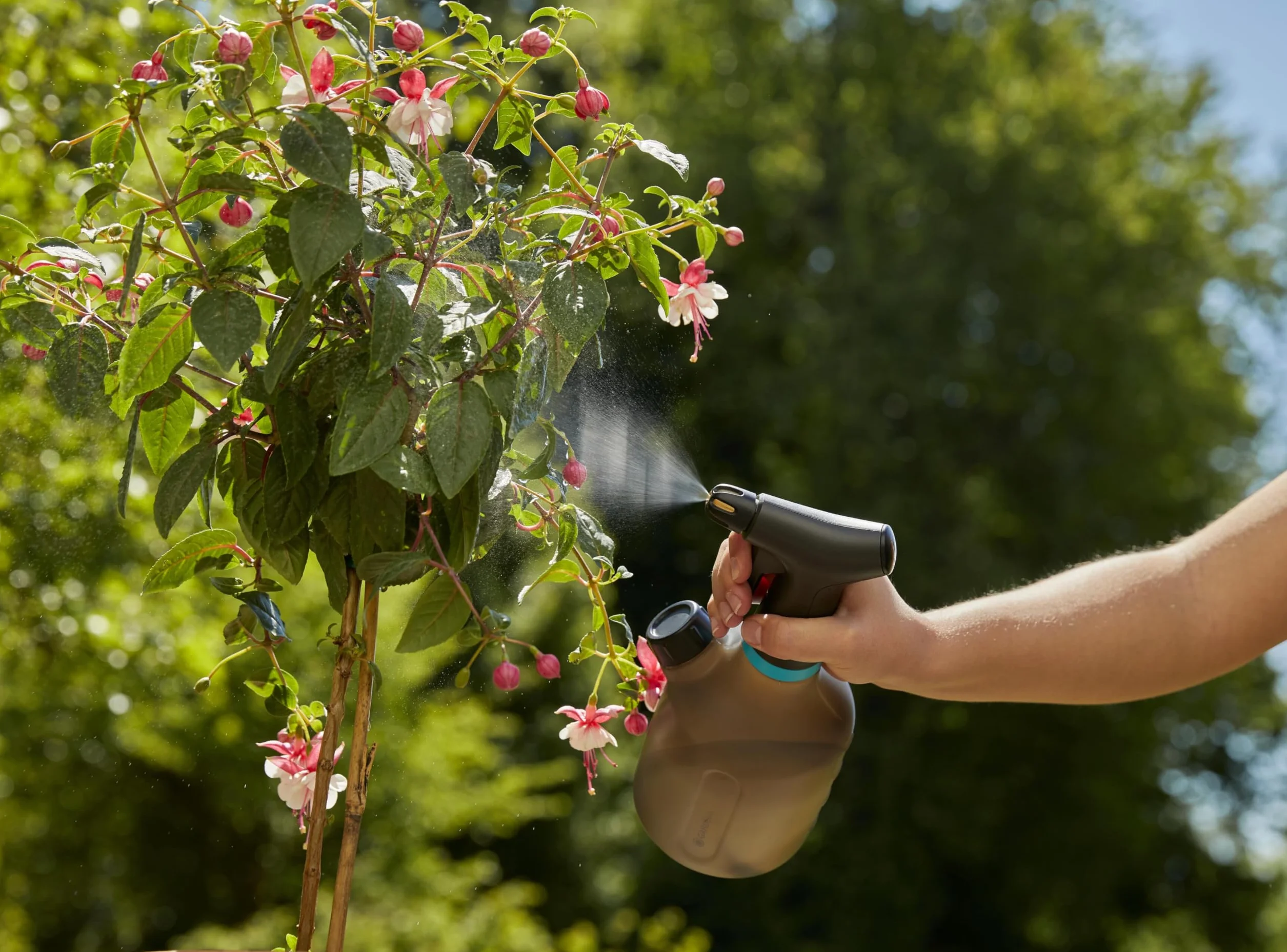 Gardena opryskiwacz z pompką 1 l: Opryskiwacz z pompką do wnętrz z funkcją 360°, dysza mosiężna, duży otwór, przezroczysta konstrukcja, zintegrowana pokrywka dozująca, z wskaźnikiem poziomu (11112-20)