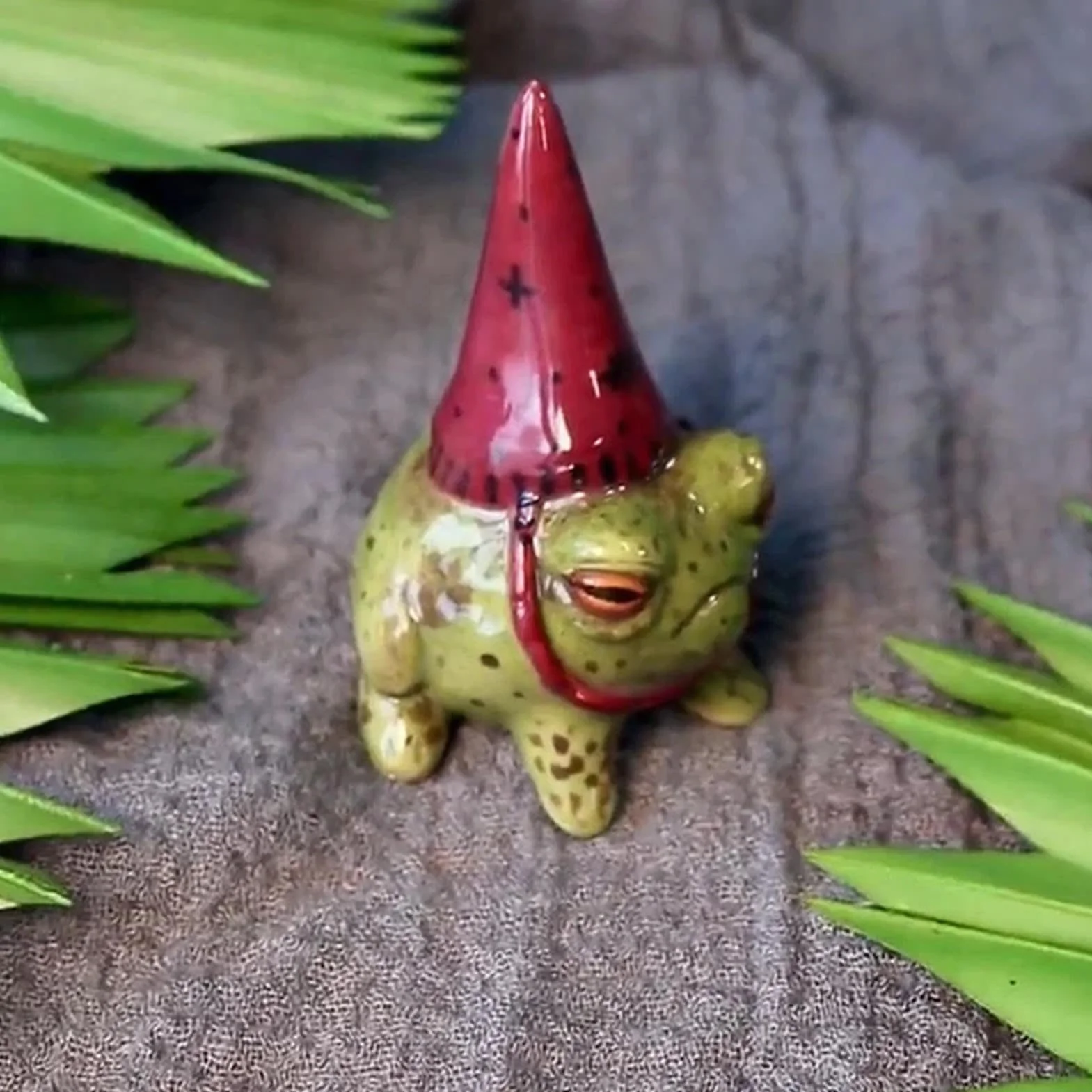 Dekoracje ogrodowe żaba, posągi żab do ogrodu - Figurka z żywicy małej żaby w kapeluszu czarownicy | Ręcznie malowany ornament bonsai rzeźba