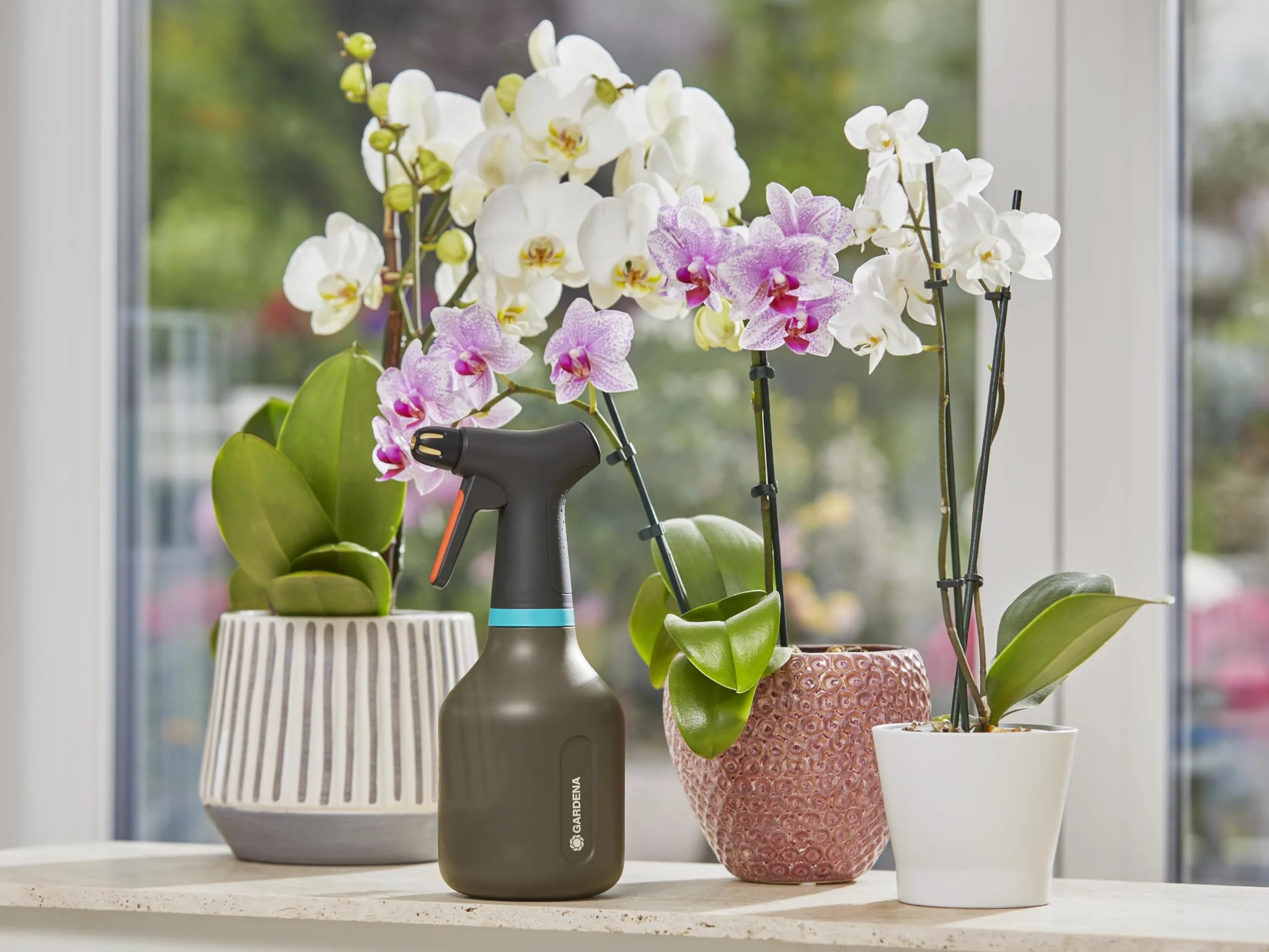 Gardena opryskiwacz z pompką 0.75 l: Opryskiwacz z pompką z funkcją 360°, mosiężna dysza regulowana od pełnego strumienia do mgiełki, duży otwór wlewowy, przezroczysta konstrukcja (11110-20)