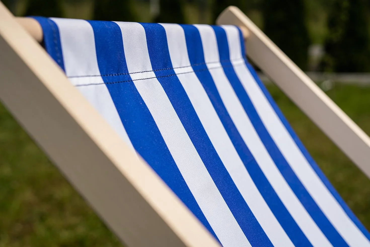 Leżak plażowy drewniany 119 cm x 58 cm do 120 kg Biało-pomarańczowy Regulowany Składany