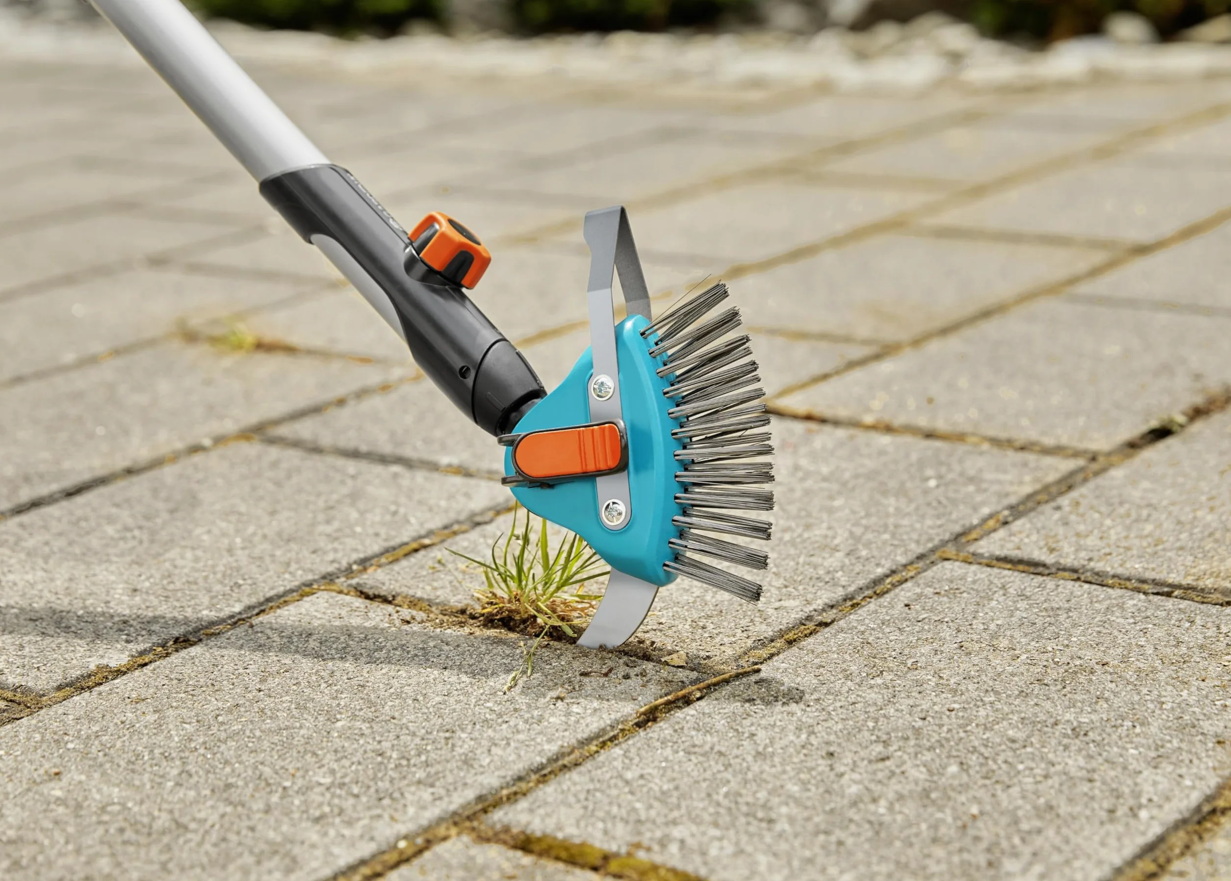 Gardena skrobak do fug combisystem 3 w 1: Wielofunkcyjna pomoc ogrodowa do usuwania chwastów i mchu z wąskich i szerokich spoin, metalowe włosie, pasuje do wszystkich trzonków cs (03608-20)
