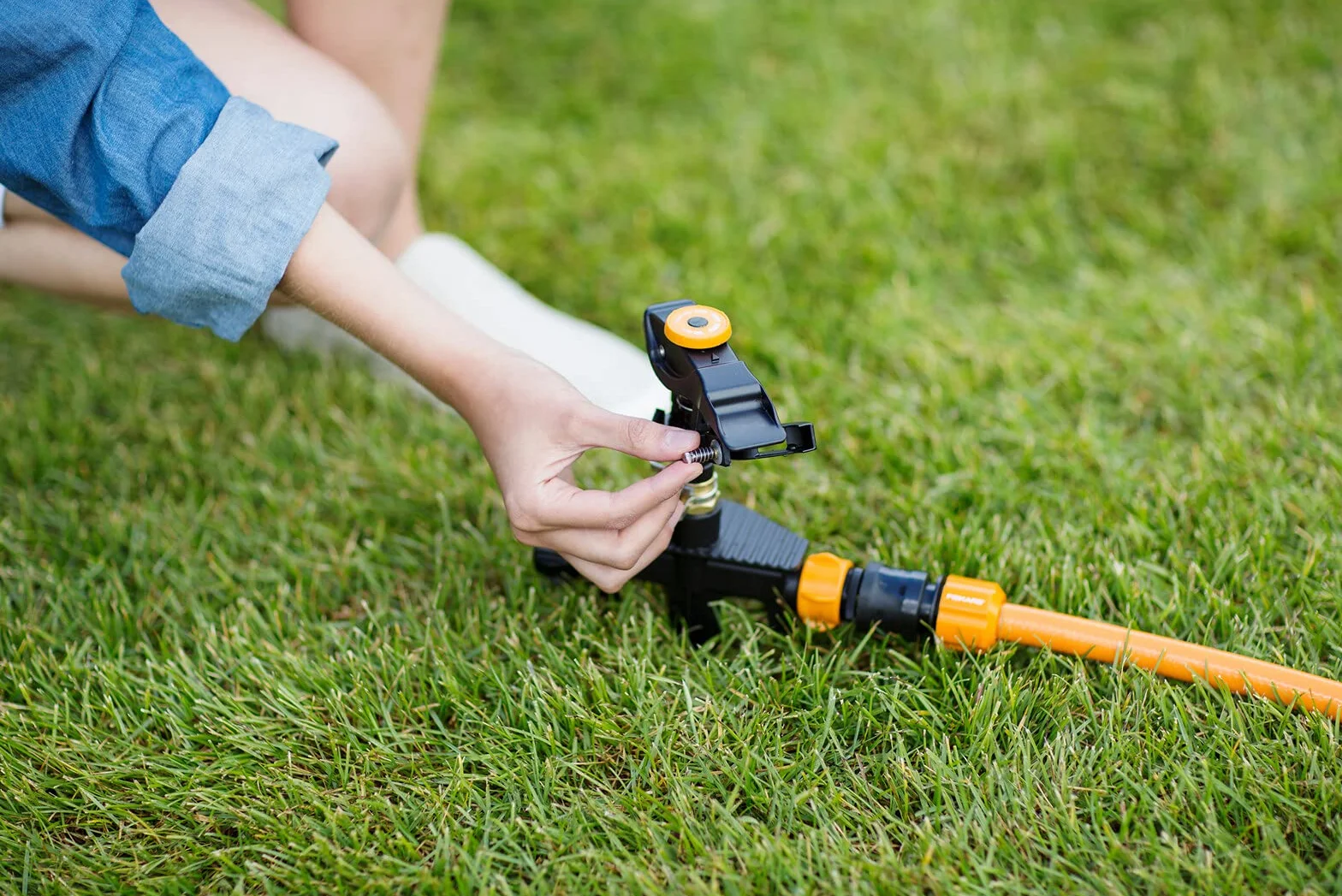 Fiskars Zraszacz pulsacyjny XL, Regulowane obroty, strumień i obszar nawadniania, Uniwersalny rozmiar, Obszar nawadniania o ø do 26 m, 466 g, Czarny/pomarańczowy, 1023658