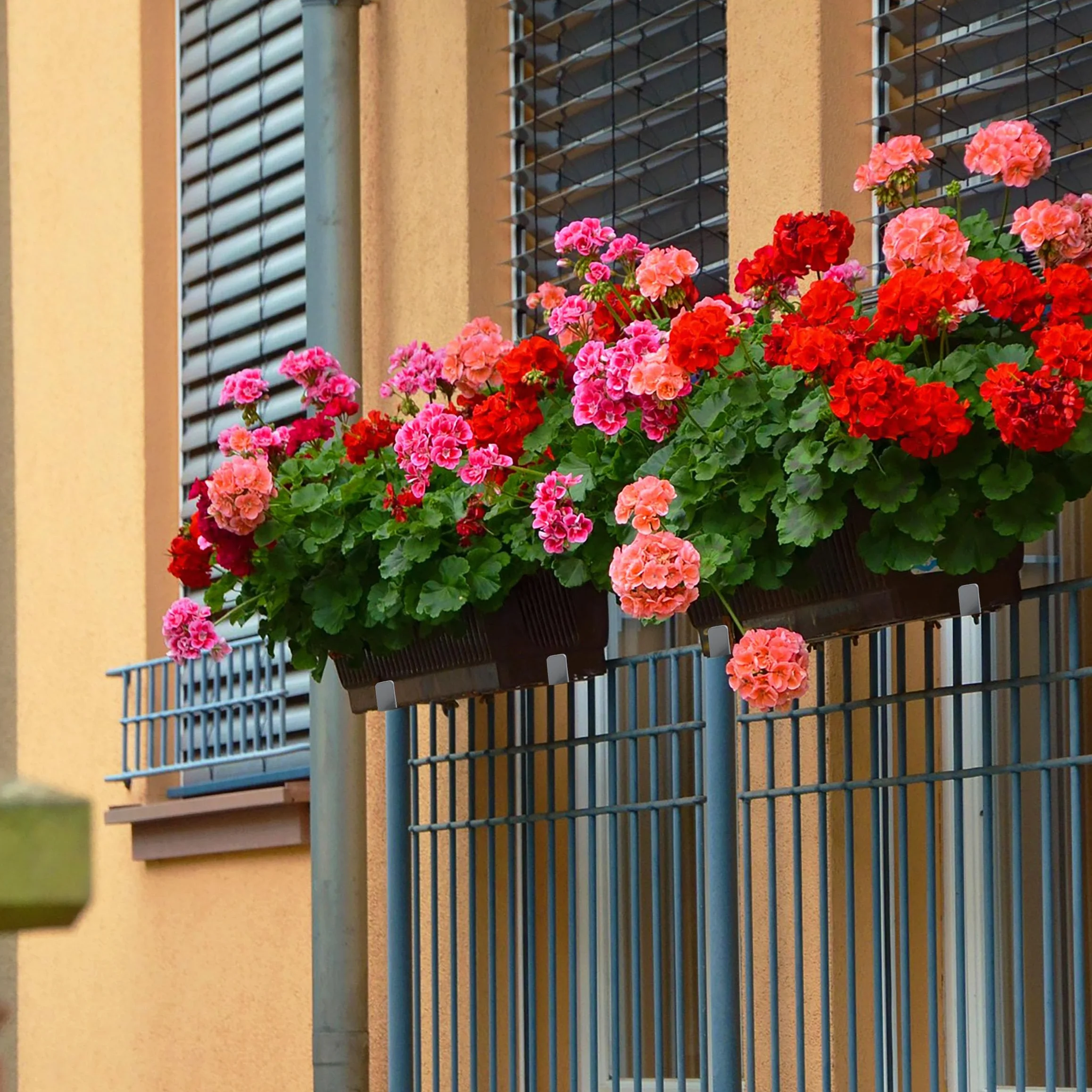 Spetebo Zestaw uchwytów na doniczki 2 sztuki, indywidualnie regulowane - jasnoszare - metalowy uchwyt do kwadratowych balustrad balkonowych o szerokości 4-7 cm - uchwyt do balustrad, krawędzi parapetu