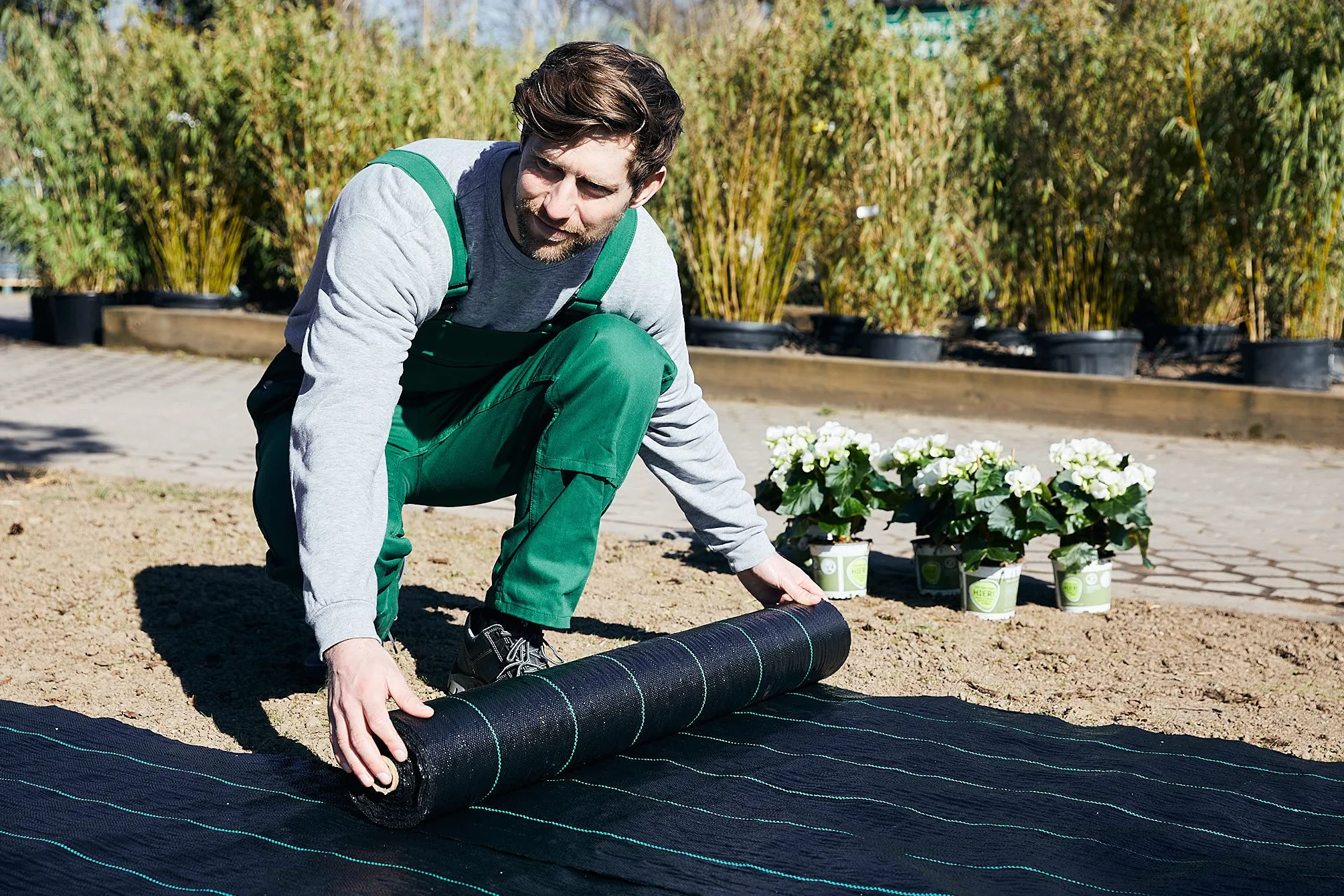 GardenGloss 30m2 Agrowłóknina Przeciw Chwastom 100g/m2 - Przepuszczalna dla Wody i Wytrzymała na Rozdarcia - Mata Ogrodowa z Wysoką Stabilizacją UV - Tkana Folia Przeciw Chwastom (15m x 2m, Składana)