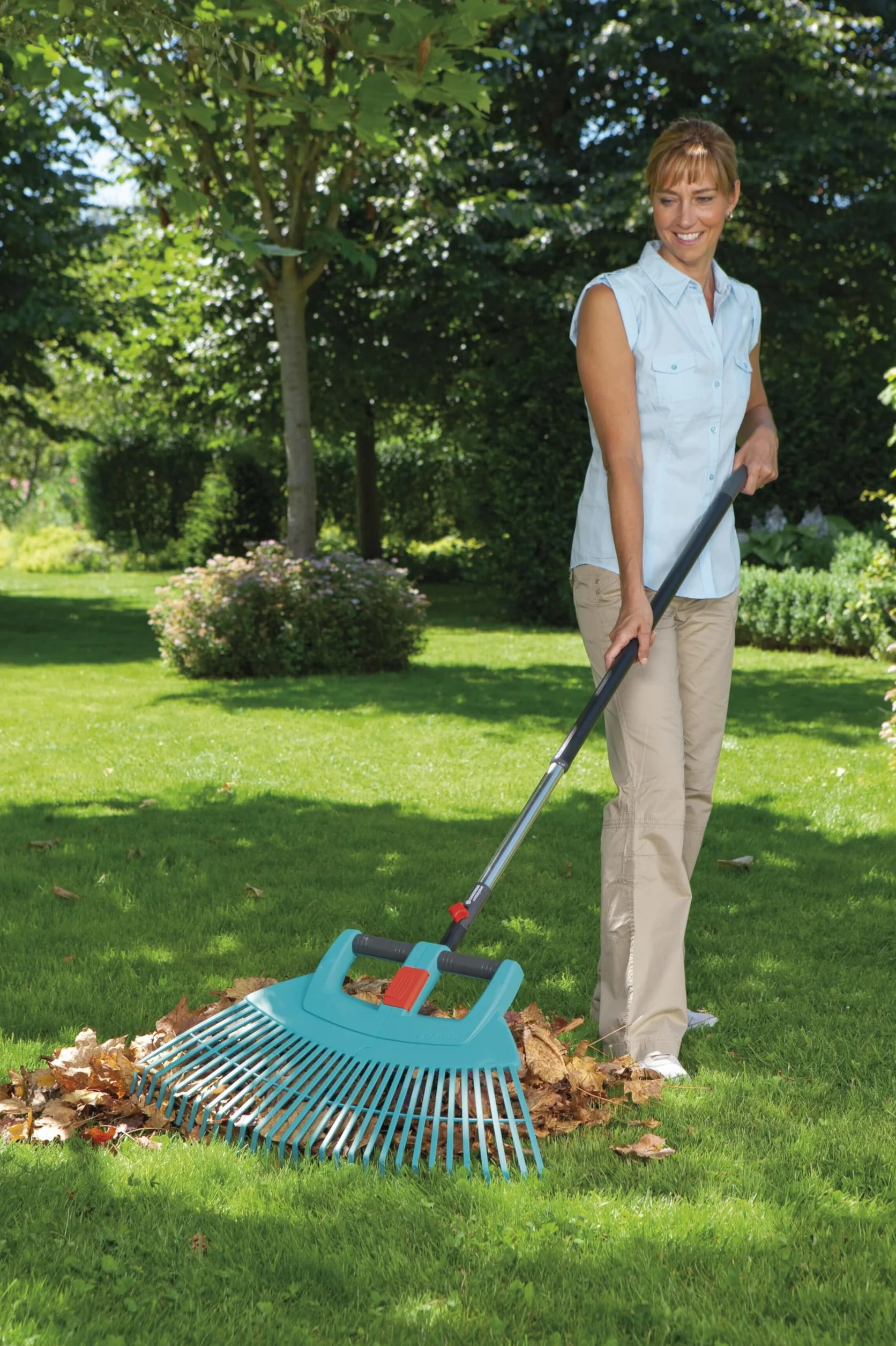 Gardena combisystem trzonek ergoline 130: Aluminiowy trzonek do wszystkich urządzeń combisystem, długość 130 cm, wygięta rękojeść ułatwiająca obsługę, z wysokiej jakości aluminium (3734-20)