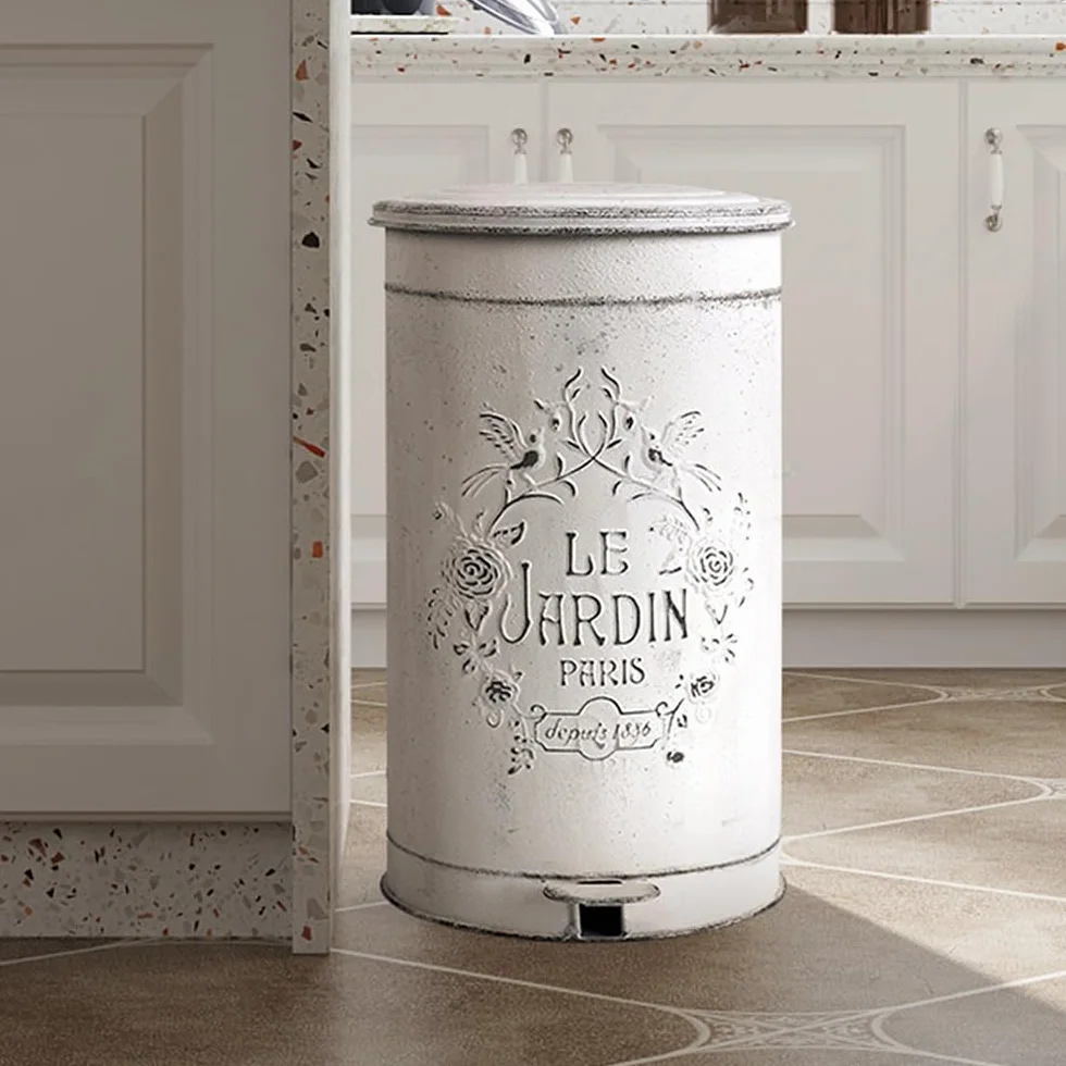 Ręcznie wykonany kosz na śmieci z białego metalu "Le Jardin" w stylu vintage, wyjątkowy szyk