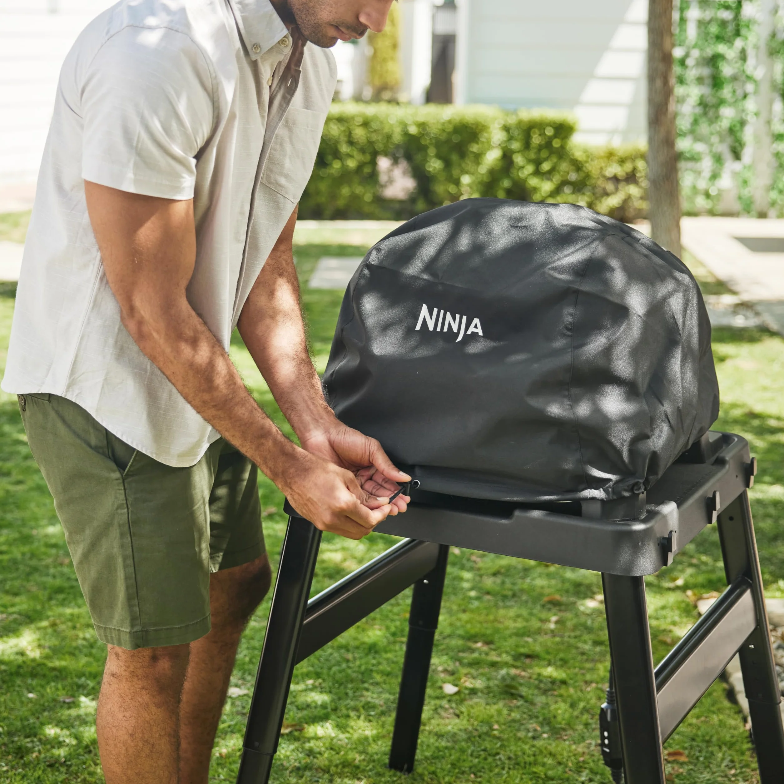 Ninja Woodfire XL pokrowiec na grilla, odporny na warunki atmosferyczne, ze sznurkiem, oficjalne akcesorium, kompatybilny z Ninja Woodfire XL BBQ Grill OG850 / OG901, czarny, XSKOGXLCVREU