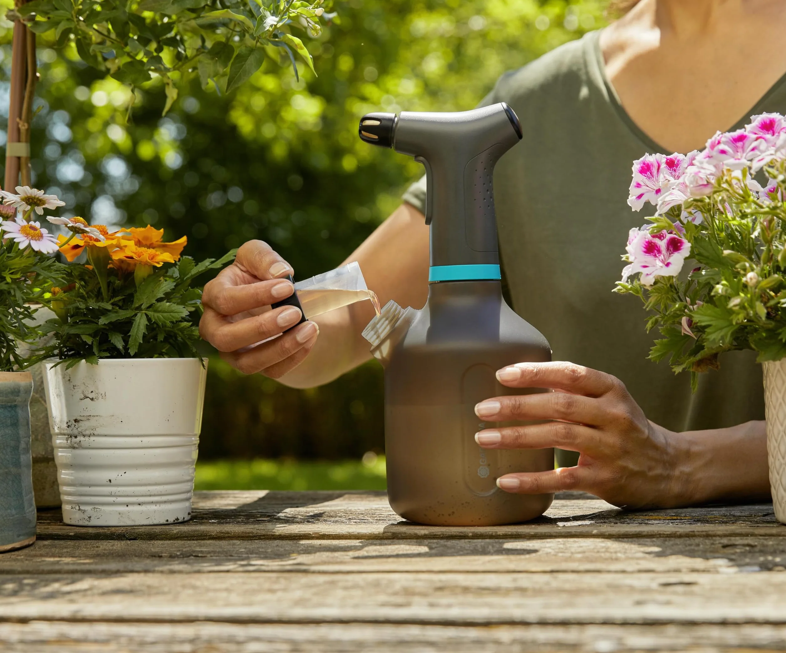 Gardena opryskiwacz z pompką 1 l EasyPump: Opryskiwacz z pompką z funkcją 360°, dysza mosiężna, duży otwór, przezroczysta konstrukcja, zintegrowana pokrywka dozująca, ze wskaźnikiem poziomu (11114-20)