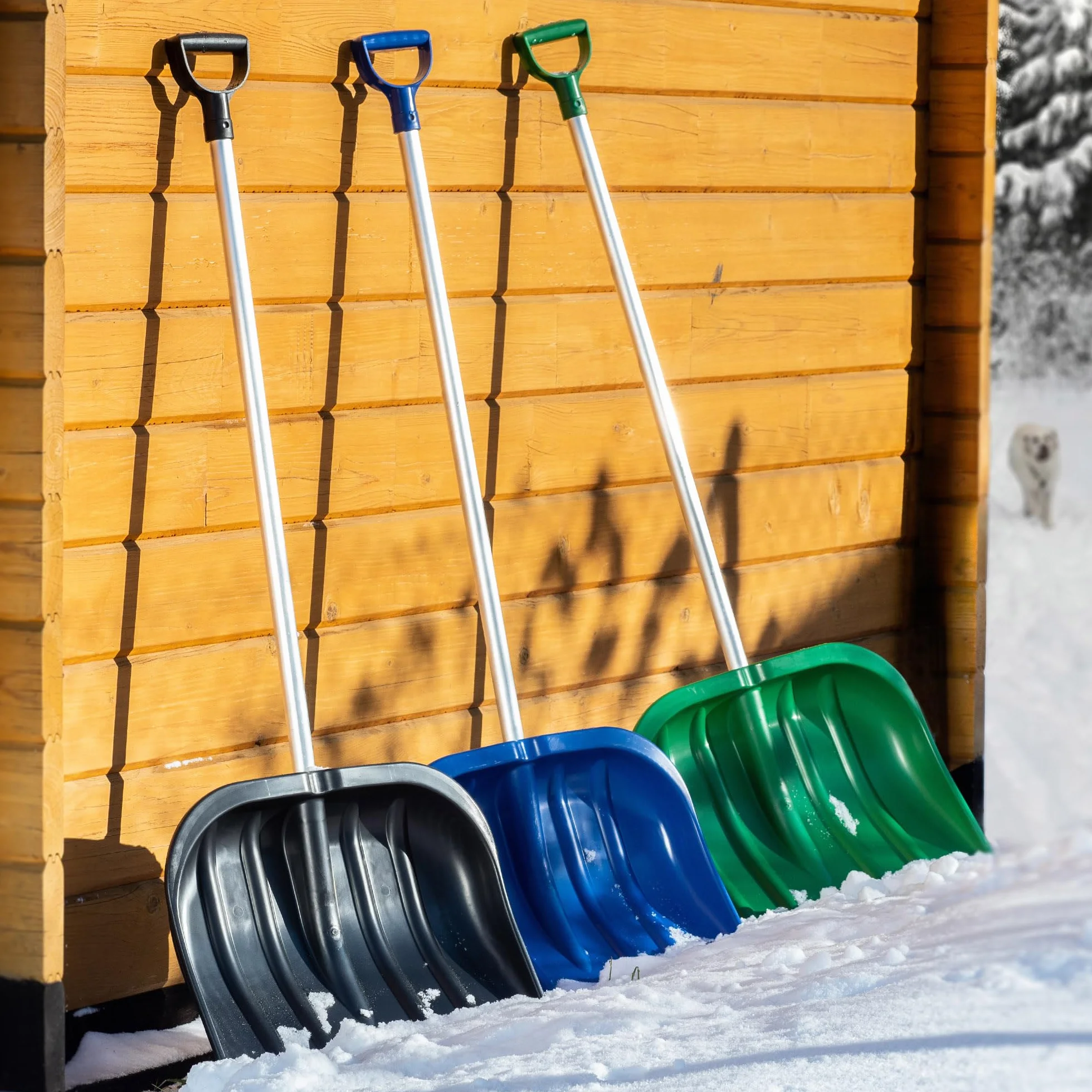 KADAX Plastikowa łopata do śniegu, szerokość: 49 cm, wyprofilowana szufla do odśnieżania z długim trzonkiem, łopata z uchwytem w kształcie litery D (drewniany trzonek, niebieski)