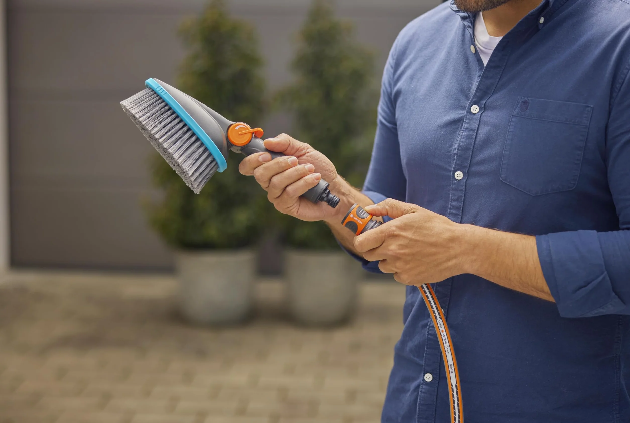 Gardena Szczotka ręczna Cleansystem M soft: Szczotka do czyszczenia z przyłączem węża, do mniejszych i delikatnych powierzchni, praktyczna obsługa jedną ręką, z regulacją przepływu (18842-20)