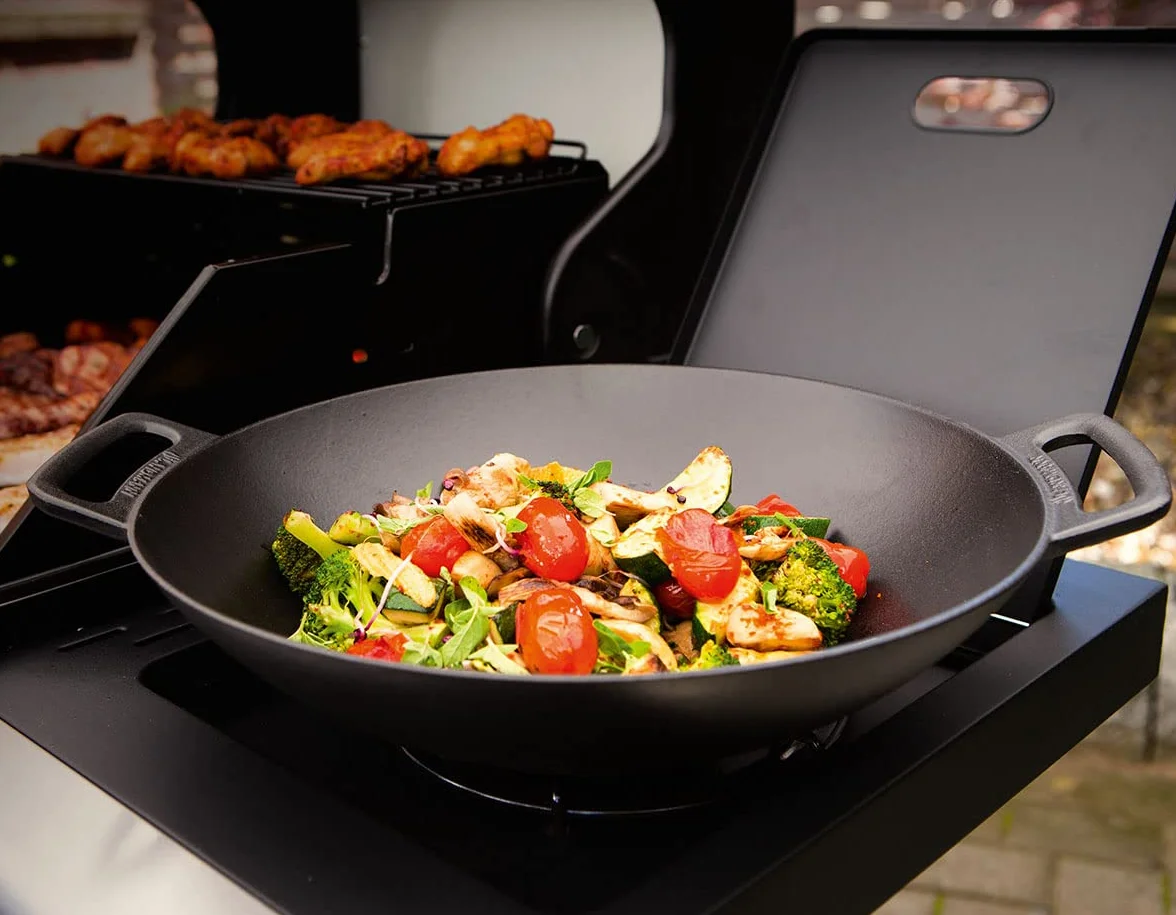 LANDMANN Grillwok | Wysokiej jakości wok z emaliowanego żeliwa (Ø 36 cm) | optymalna dystrybucja ciepła i magazynowanie ciepła | ze spłaszczonym dnem pasuje do rusztów | 38 x 46 x 13,5 cm [czarny]