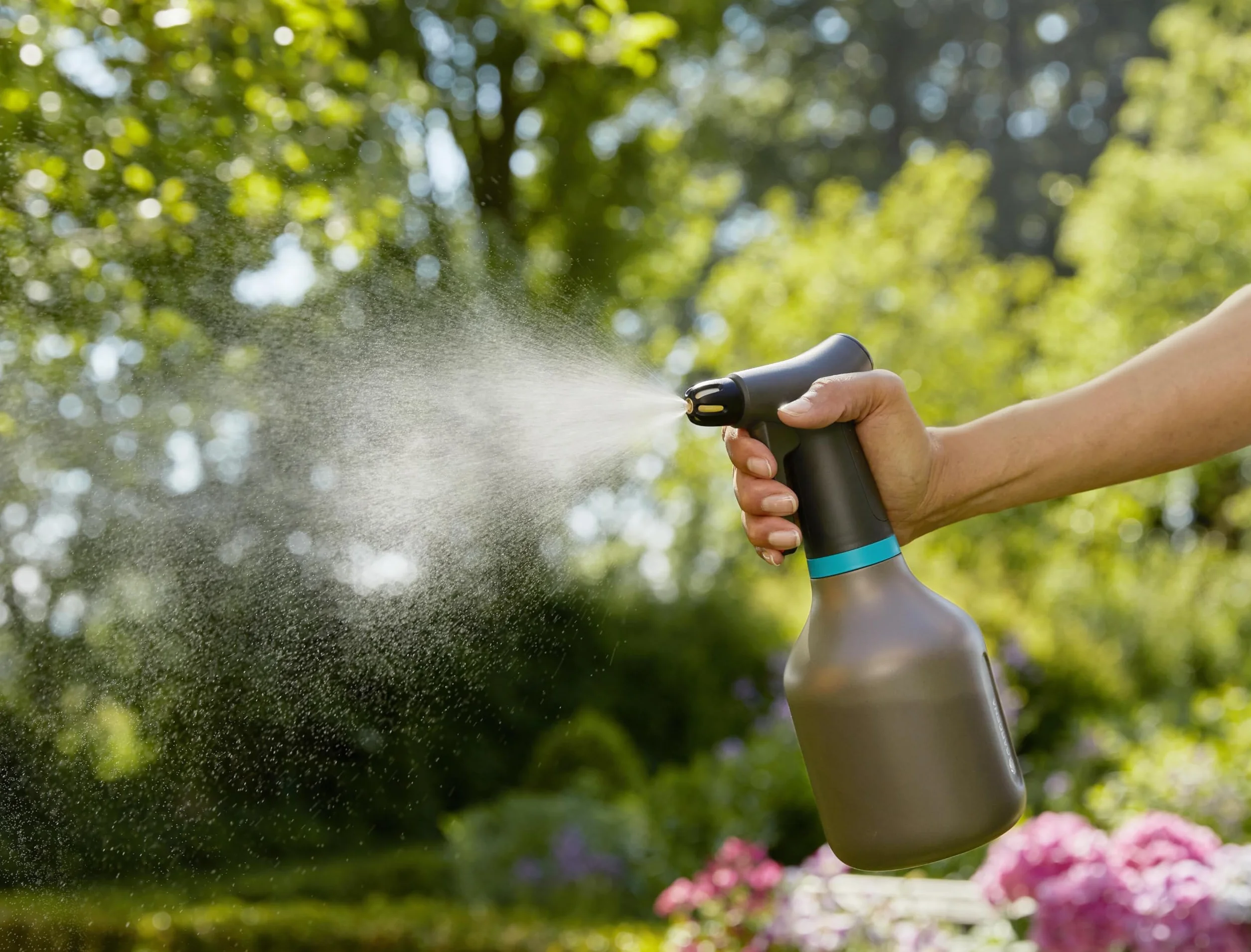 Gardena opryskiwacz z pompką 0.75 l: Opryskiwacz z pompką z funkcją 360°, mosiężna dysza regulowana od pełnego strumienia do mgiełki, duży otwór wlewowy, przezroczysta konstrukcja (11110-20)