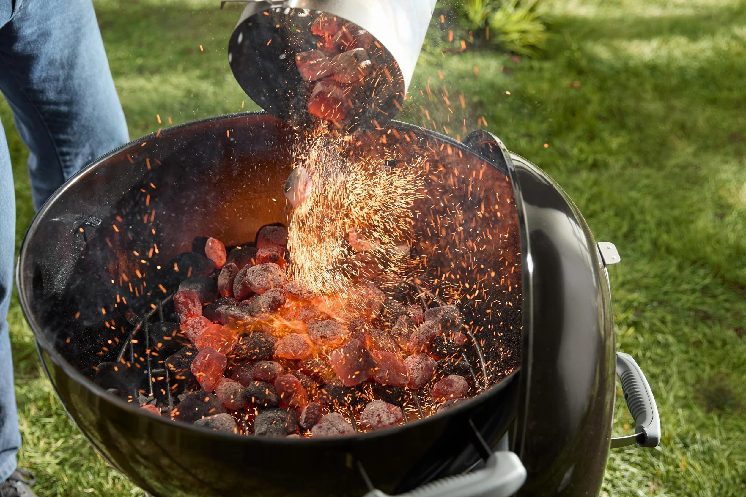 Weber Komin do Rozpalania- Duży (Wysokość 32cm), Kompaktowy z Dwoma Uchwytami, Idealny do Wszystkich Grilli Węglowych o Średnicy Co Najmniej Ø 47cm, Pomoc w Rozpalaniu Węgla i Brykietów - (7416)