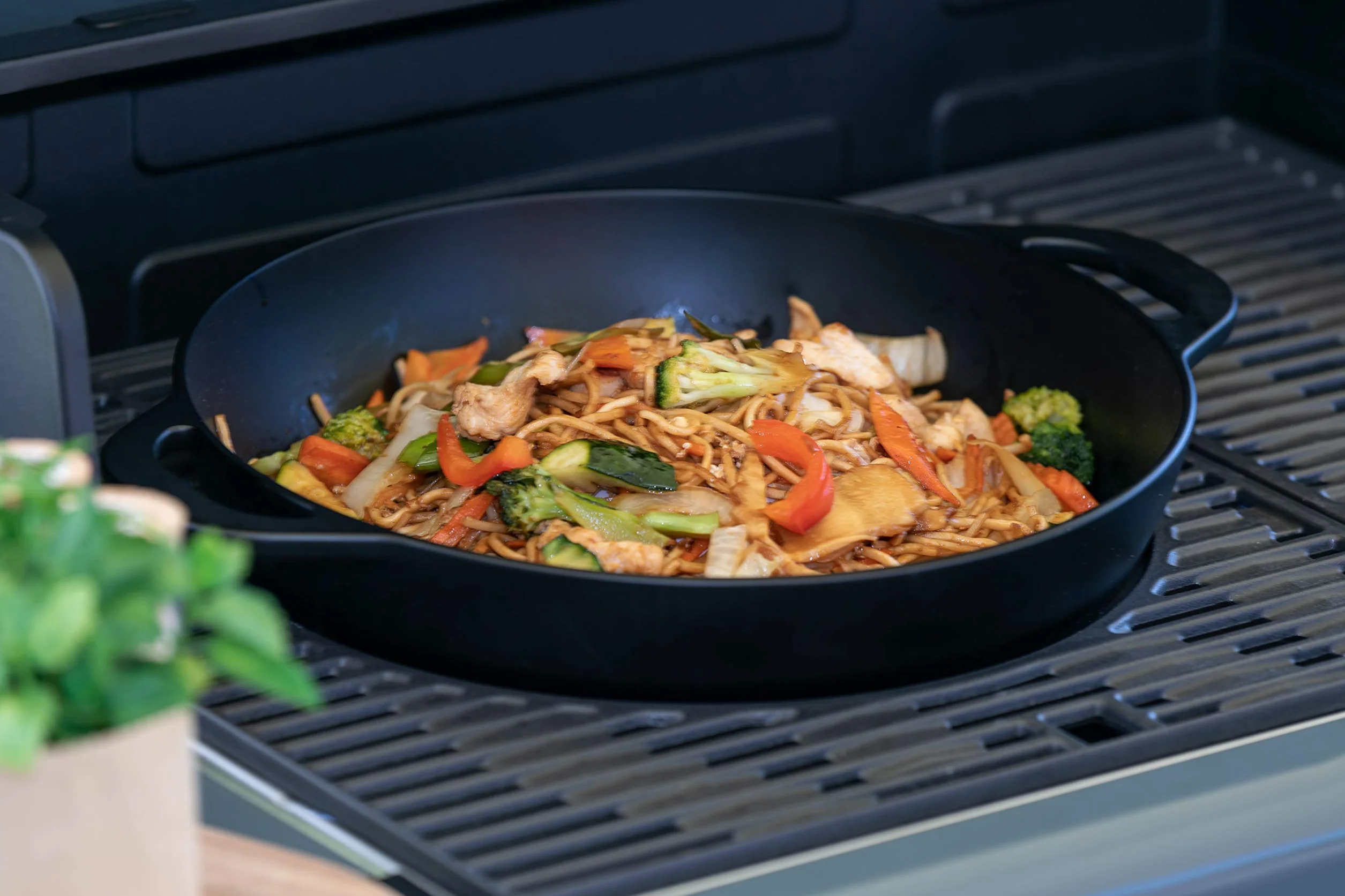 Campingaz Mandarin grill gazowy z systemem modułowym, nieprzywierająca patelnia żeliwna z uchwytami, Ø 32 cm, wysokość 12 cm, wok, akcesoria do grilla do azjatyckich potraw warzywnych, szary