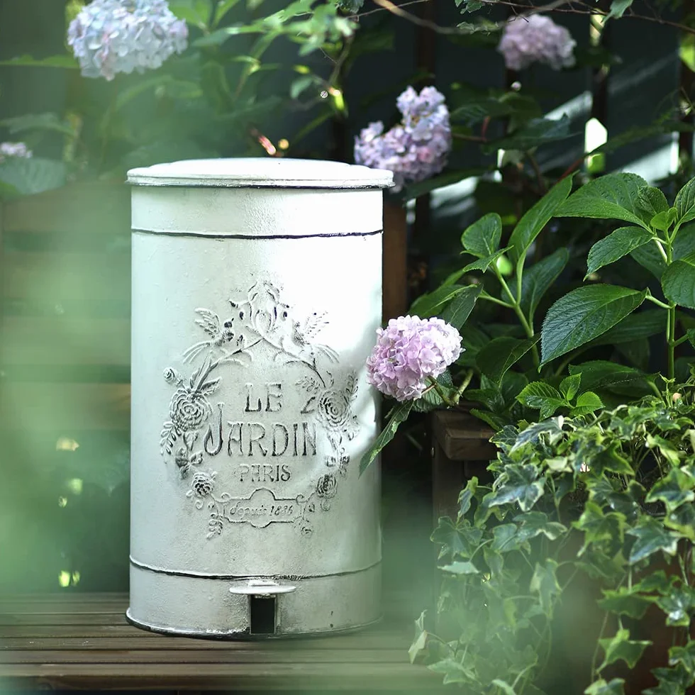 Ręcznie wykonany kosz na śmieci z białego metalu "Le Jardin" w stylu vintage, wyjątkowy szyk