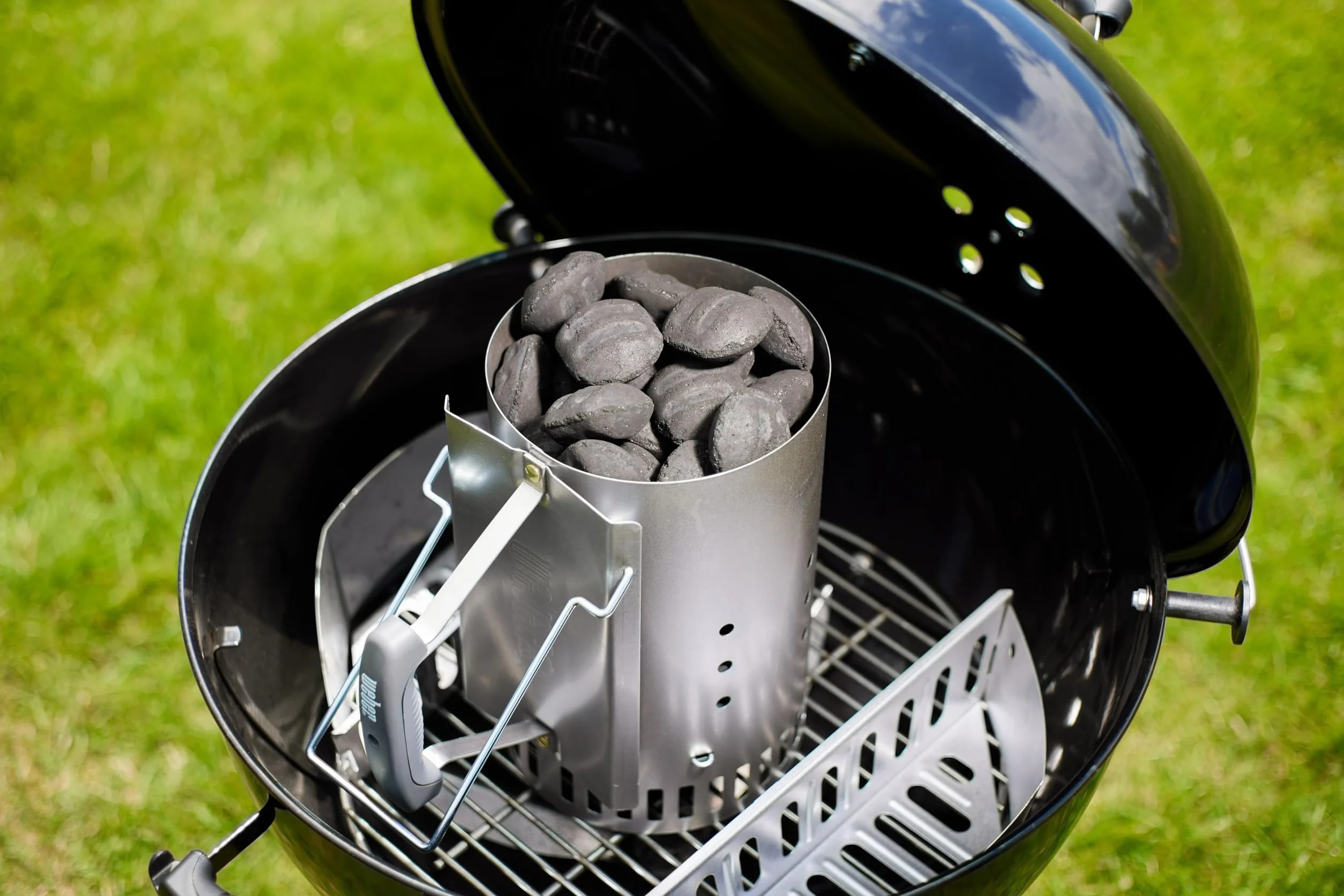 Weber Brykiet do Grilla z Skorup Kokosa (8kg Worek), Wydajny, do Długiego i Stabilnego Żaru, Idealny do Długiego Grillowania Mięsa, 100% Naturalny (18402)