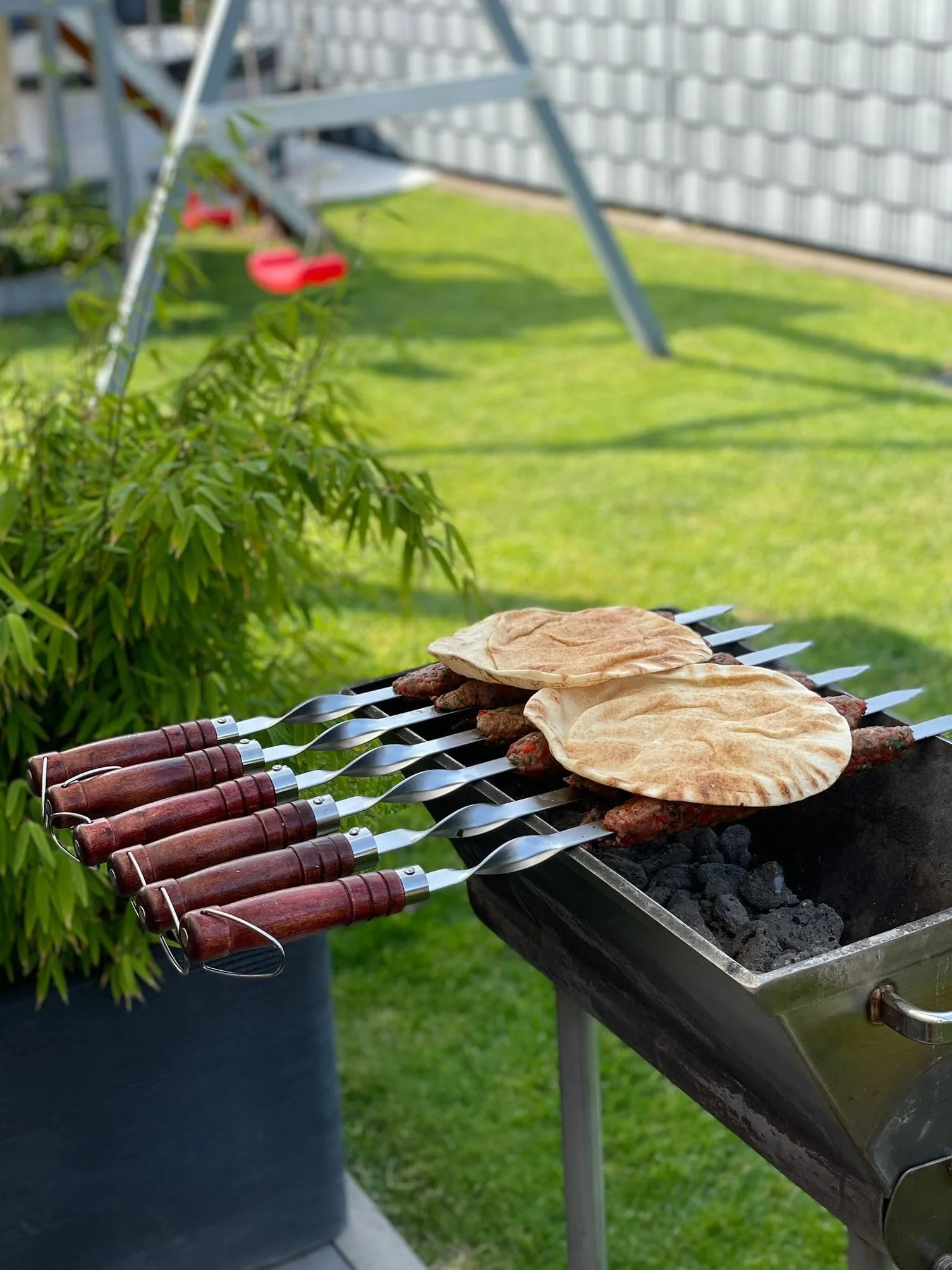 6 szpikulców do grilla ze stali nierdzewnej z drewnianym uchwytem – długość 60 cm / szerokość 2 cm / grubość 2 mm – Lula Lulu Kebab Adana Tschelo Köfte