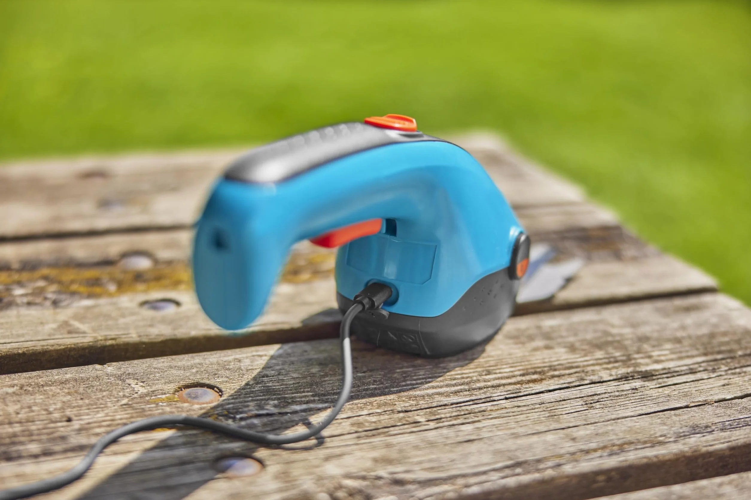 Gardena akumulatorowe nożyce do trawy ClassicCut Li: Nożyce do krawędzi trawników z szerokością cięcia 8 cm, komfortowy uchwyt ze wskaźnikiem naładowania LED, zmiana noży bez narzędzi (9884-20)