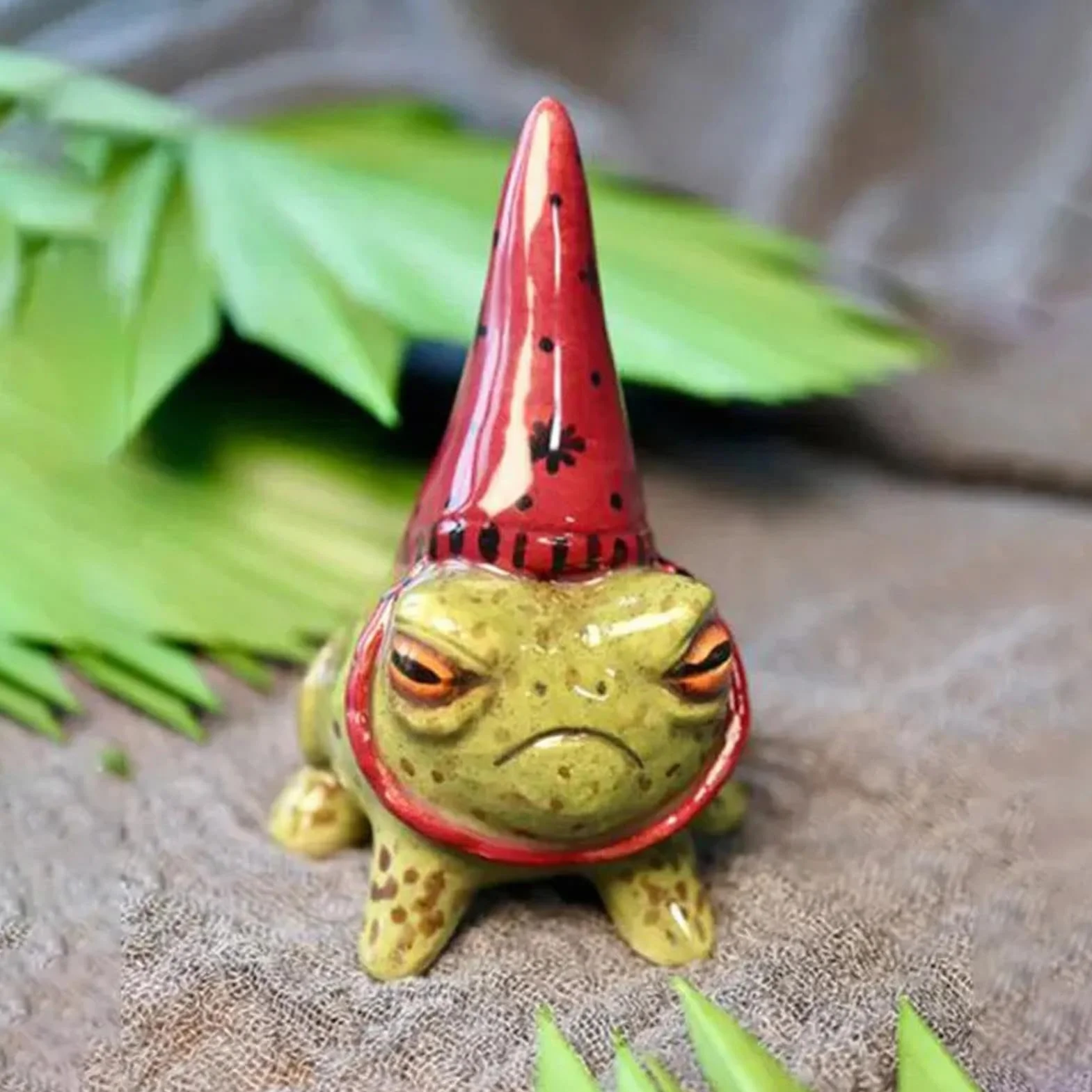 Dekoracje ogrodowe żaba, posągi żab do ogrodu - Figurka z żywicy małej żaby w kapeluszu czarownicy | Ręcznie malowany ornament bonsai rzeźba