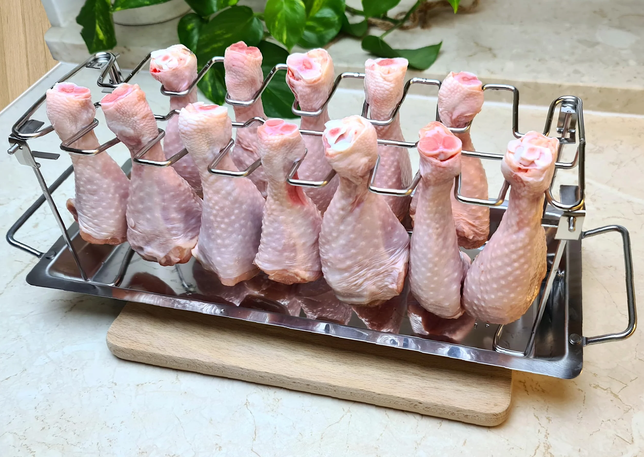 Stojak na udka z kurczaka na 14 nóg ze stali nierdzewnej, Solidny uchwyt do grillowania udek kurczaka z tacą ociekową, Ruszt do pieczenia kurczaka do piekarnika lub do zamkniętego Grilla