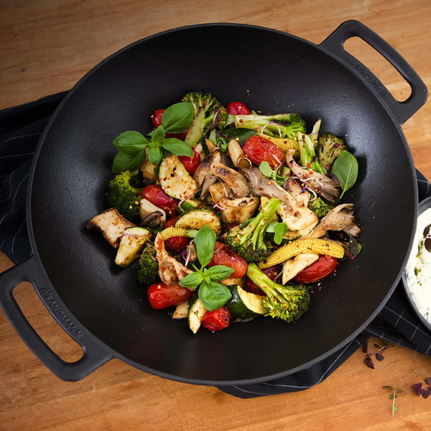 LANDMANN Grillwok | Wysokiej jakości wok z emaliowanego żeliwa (Ø 36 cm) | optymalna dystrybucja ciepła i magazynowanie ciepła | ze spłaszczonym dnem pasuje do rusztów | 38 x 46 x 13,5 cm [czarny]