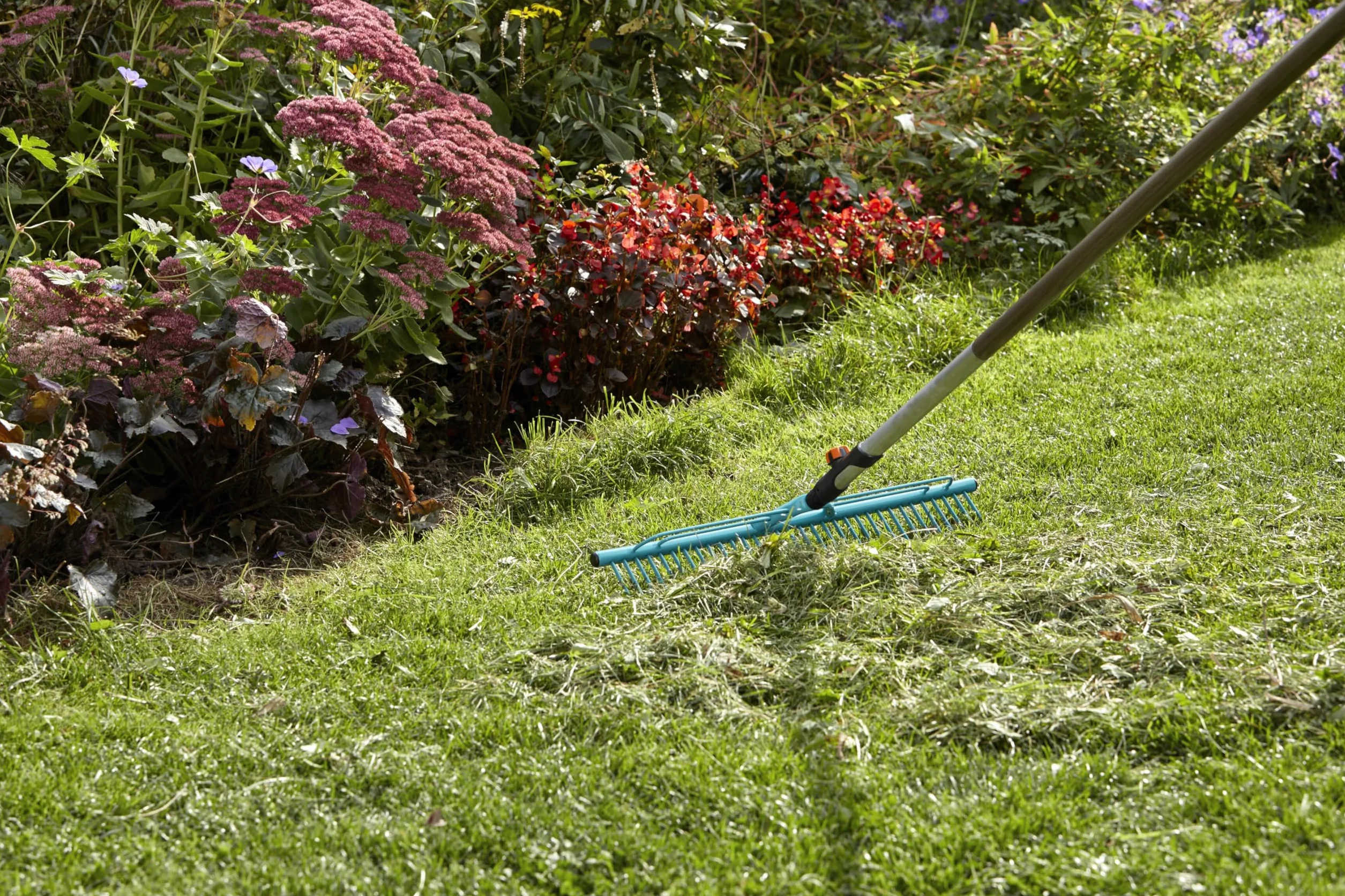 Gardena combisystem grabie do trawy: grabie do trawy o szer. roboczej 60 cm, do zgrabiania skoszonej trawy, pasują do wszystkich trzonków combisystem, z praktycznymi poprzeczkami na trawę (3381-20)