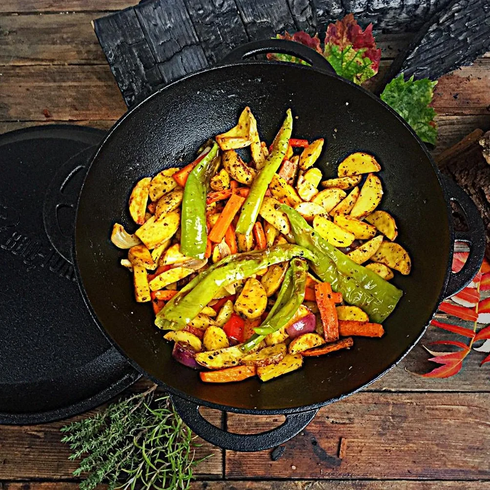 BBQ-Toro Żeliwny kazan z pokrywką | 12 litrów | tradycyjny garnek żeliwny | Kazan ze spłaszczonym dnem, wok do grilla wstępnie wypalony | garnek do duszenia do gotowania, duszenia, smażenia, smażenia