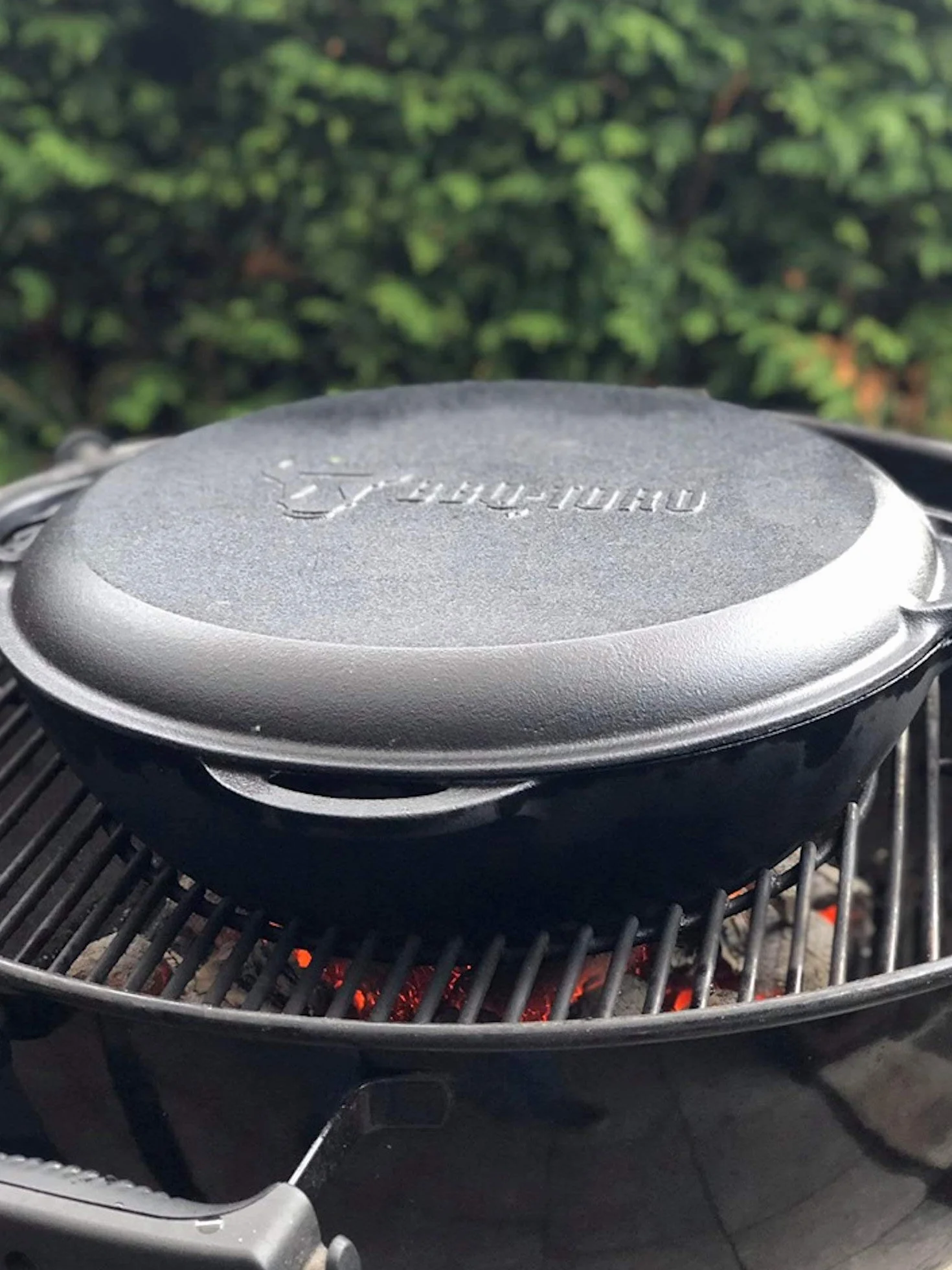 BBQ-Toro Żeliwny kazan z pokrywką | 12 litrów | tradycyjny garnek żeliwny | Kazan ze spłaszczonym dnem, wok do grilla wstępnie wypalony | garnek do duszenia do gotowania, duszenia, smażenia, smażenia