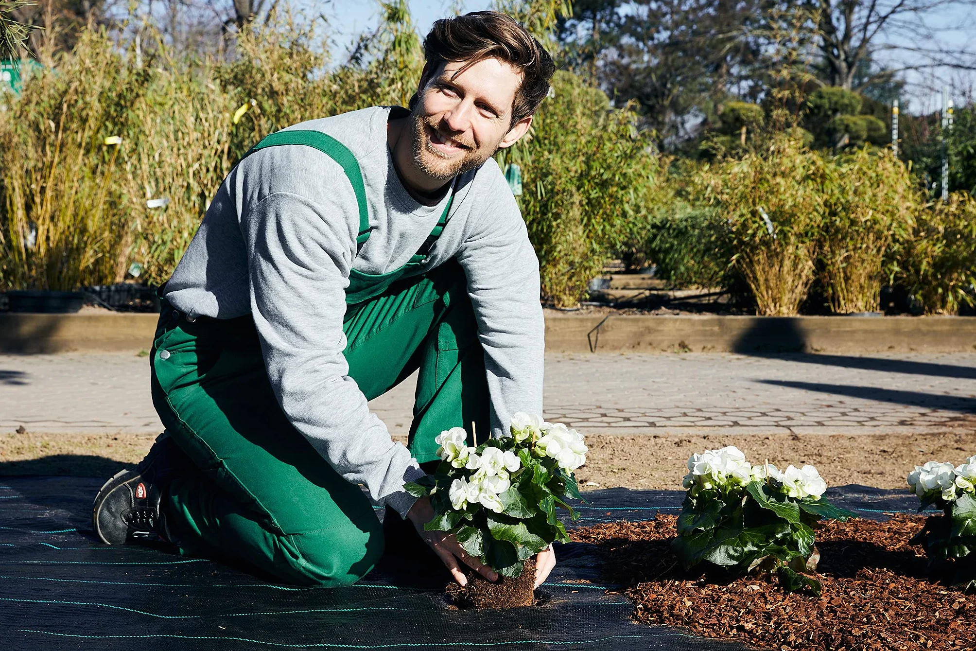 GardenGloss 30m2 Agrowłóknina Przeciw Chwastom 100g/m2 - Przepuszczalna dla Wody i Wytrzymała na Rozdarcia - Mata Ogrodowa z Wysoką Stabilizacją UV - Tkana Folia Przeciw Chwastom (15m x 2m, Składana)