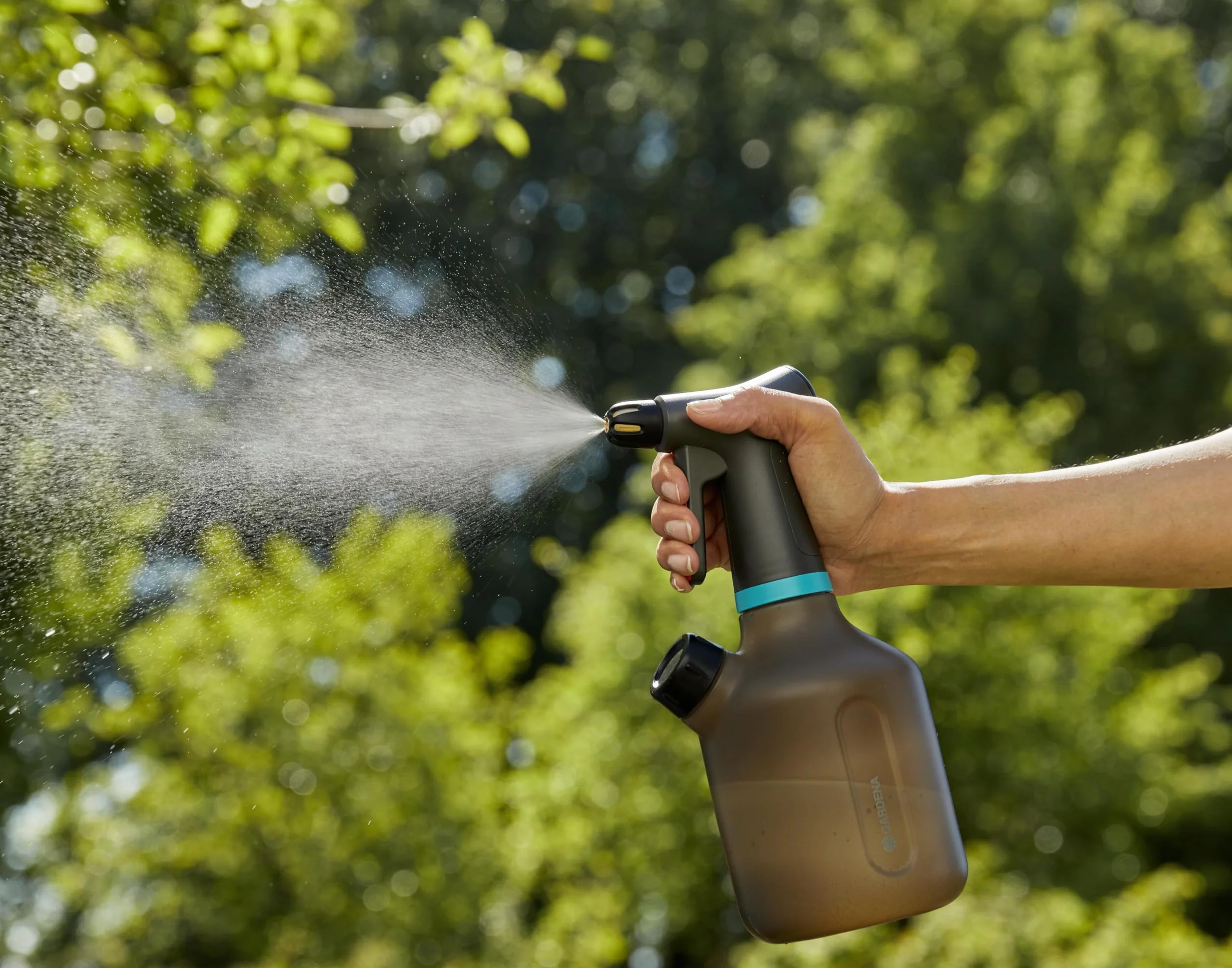 Gardena opryskiwacz z pompką 1 l: Opryskiwacz z pompką do wnętrz z funkcją 360°, dysza mosiężna, duży otwór, przezroczysta konstrukcja, zintegrowana pokrywka dozująca, z wskaźnikiem poziomu (11112-20)