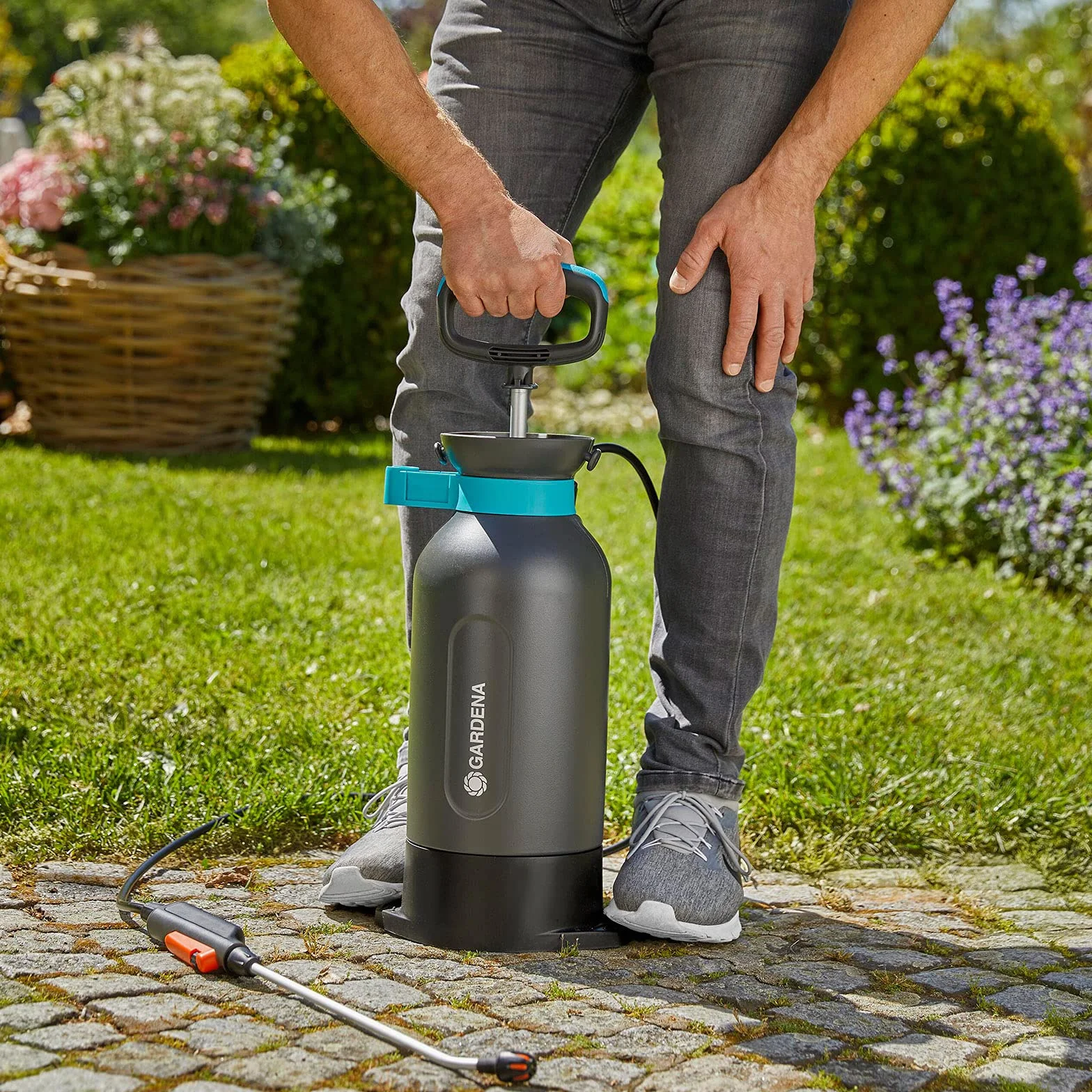 Gardena opryskiwacz ciśnieniowy 5l Comfort: Opryskiwacz ciśnieniowy z wbudowanym stopniem, uchwytem lancy z funkcją blokady, paskiem do noszenia na ramieniu i zaworem nadciśnienia (11130-20)