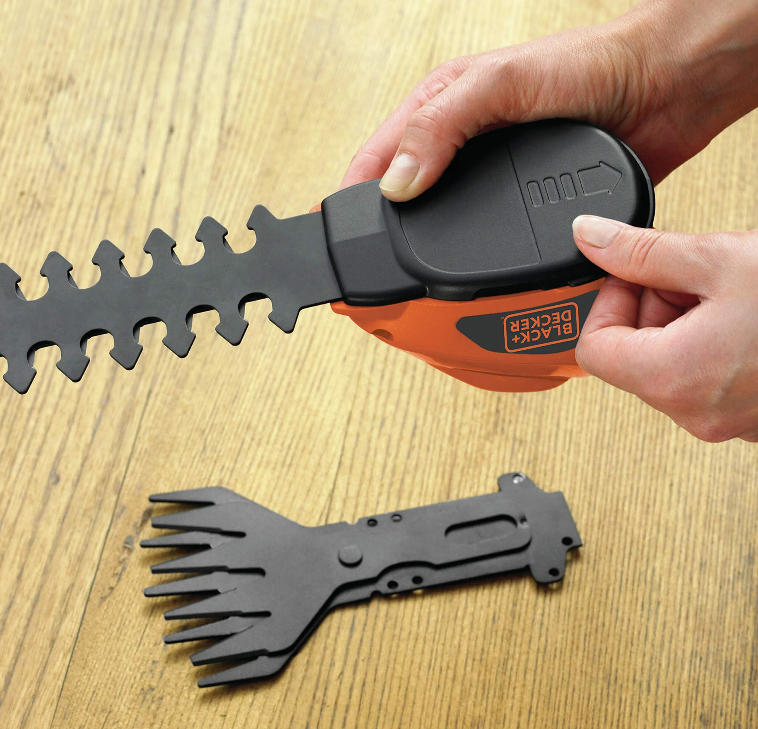 Black & Decker, Akumulatorowe nożyce do trawy i żywopłotu, 7V, akumulator litowo-jonowy, GSL700