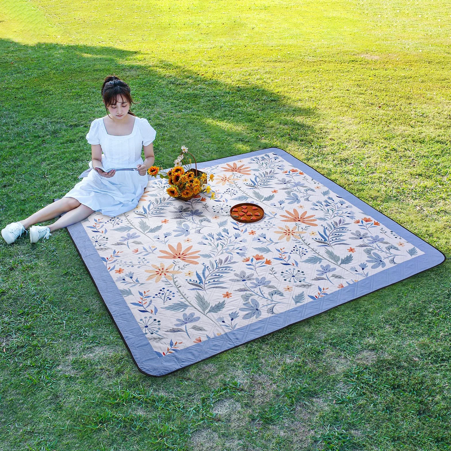 DEWUR Koc piknikowy, wodoodporny, nadaje się do prania, nie zawiera piasku, XXL, koc kempingowy, mata plażowa, izolowany z wodoodpornym spodem, (biały w kwiaty, 200 x 200 cm)