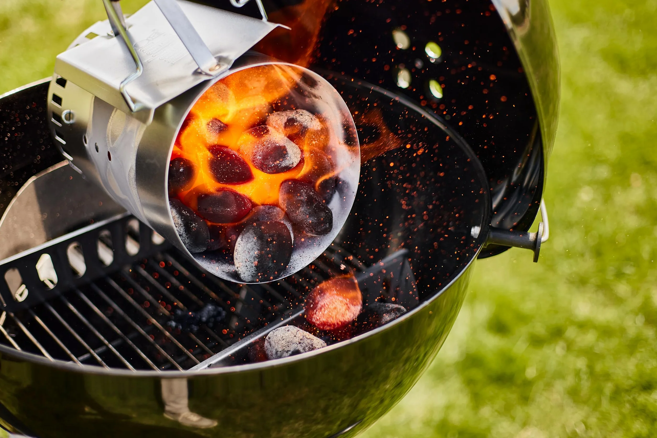 Weber Brykiet do Grilla z Skorup Kokosa (8kg Worek), Wydajny, do Długiego i Stabilnego Żaru, Idealny do Długiego Grillowania Mięsa, 100% Naturalny (18402)