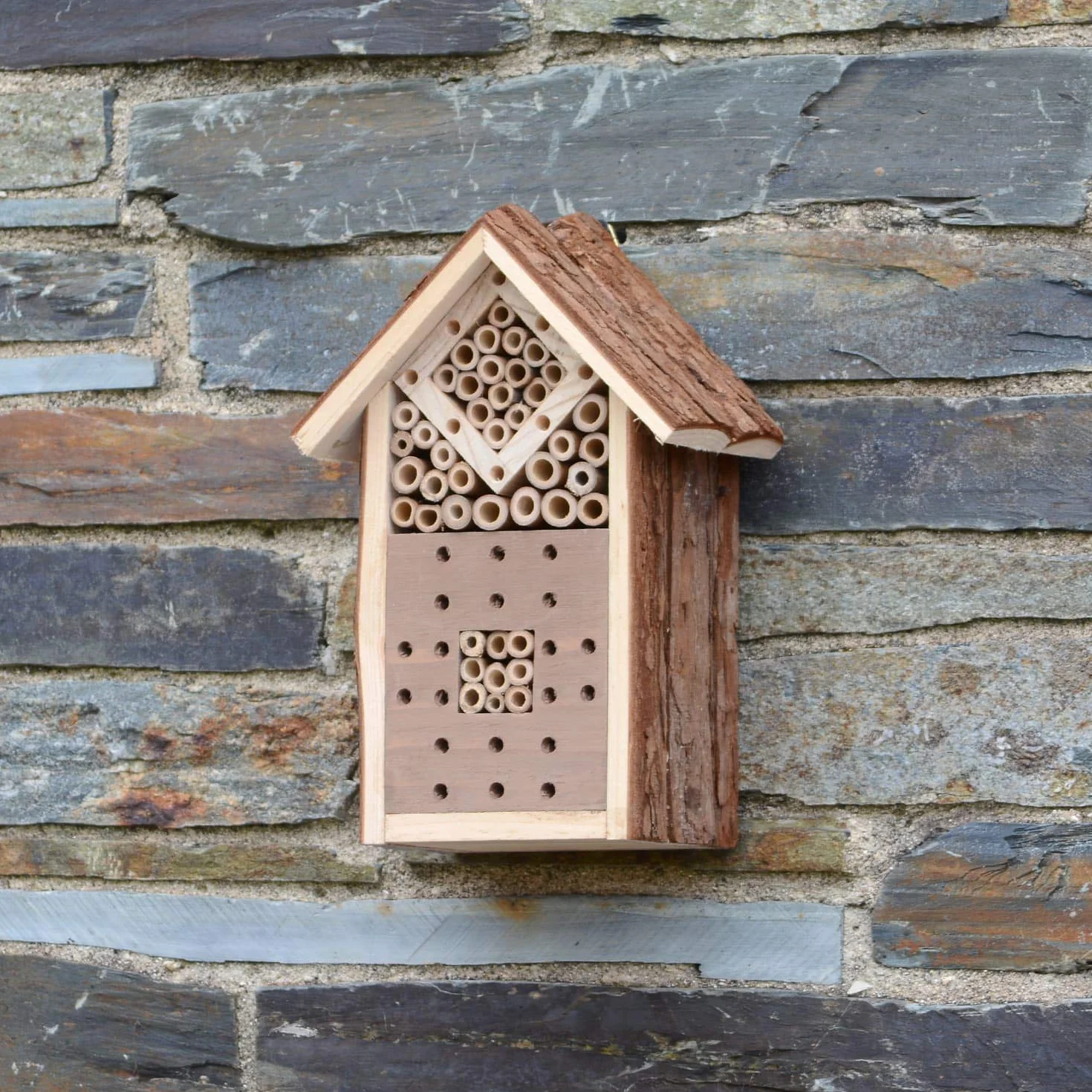 CKB LTD Małe naturalne drewno kora owady bug hotel - dla pszczół biedronek dom drewniany zewnętrzny schronienie ogród ogród dom na zewnątrz siedlisko dom - mały 16 x 9 x 23 cm