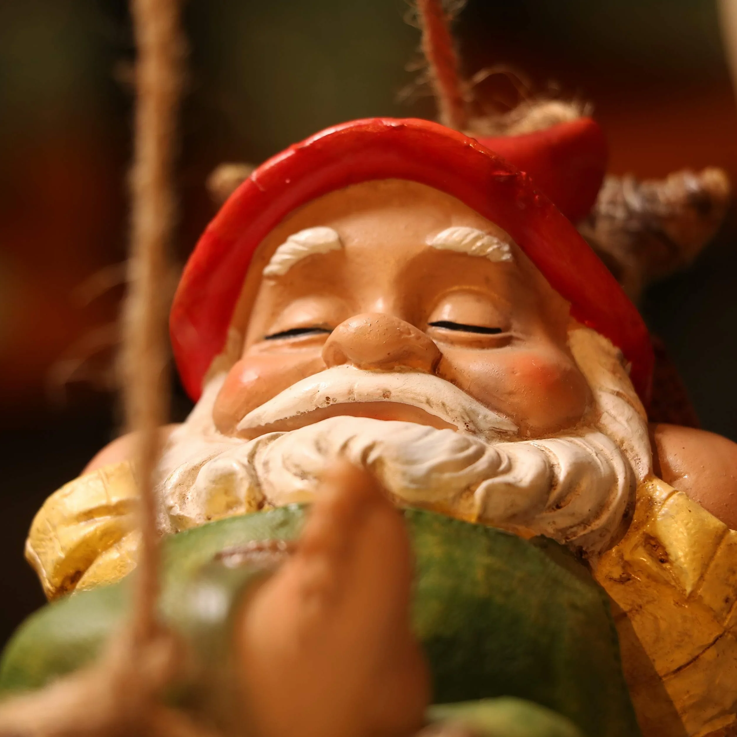TERESA’S COLLECTIONS Fairy Garden Gnome Statue, Wodoodporna żywica Wisząca Ozdoba Ogrodowa do Dekoracji Trawnika Ogrodowego na świeżym Powietrzu lub Jako Prezent Dla Dzieci
