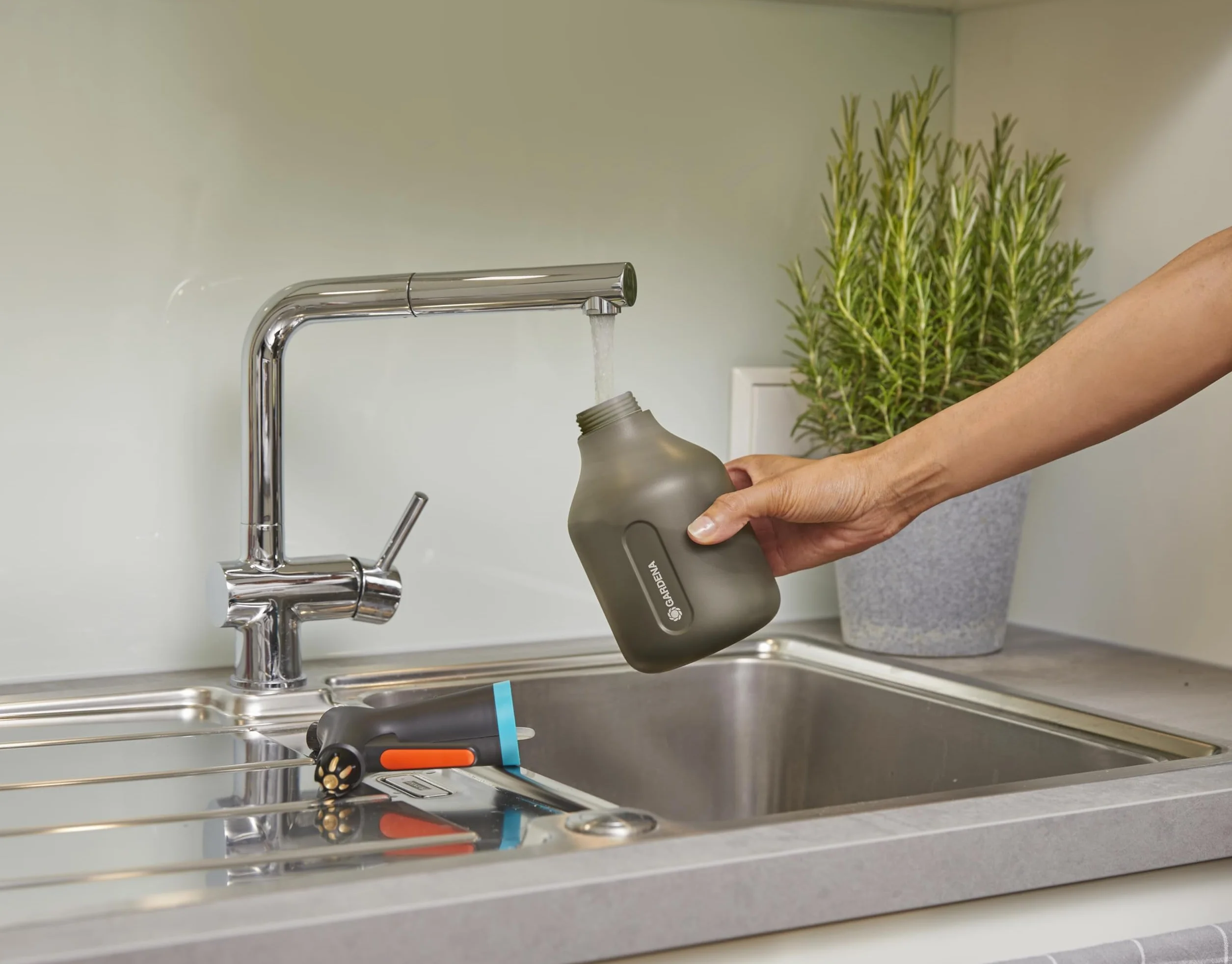 Gardena opryskiwacz z pompką 0.75 l: Opryskiwacz z pompką z funkcją 360°, mosiężna dysza regulowana od pełnego strumienia do mgiełki, duży otwór wlewowy, przezroczysta konstrukcja (11110-20)