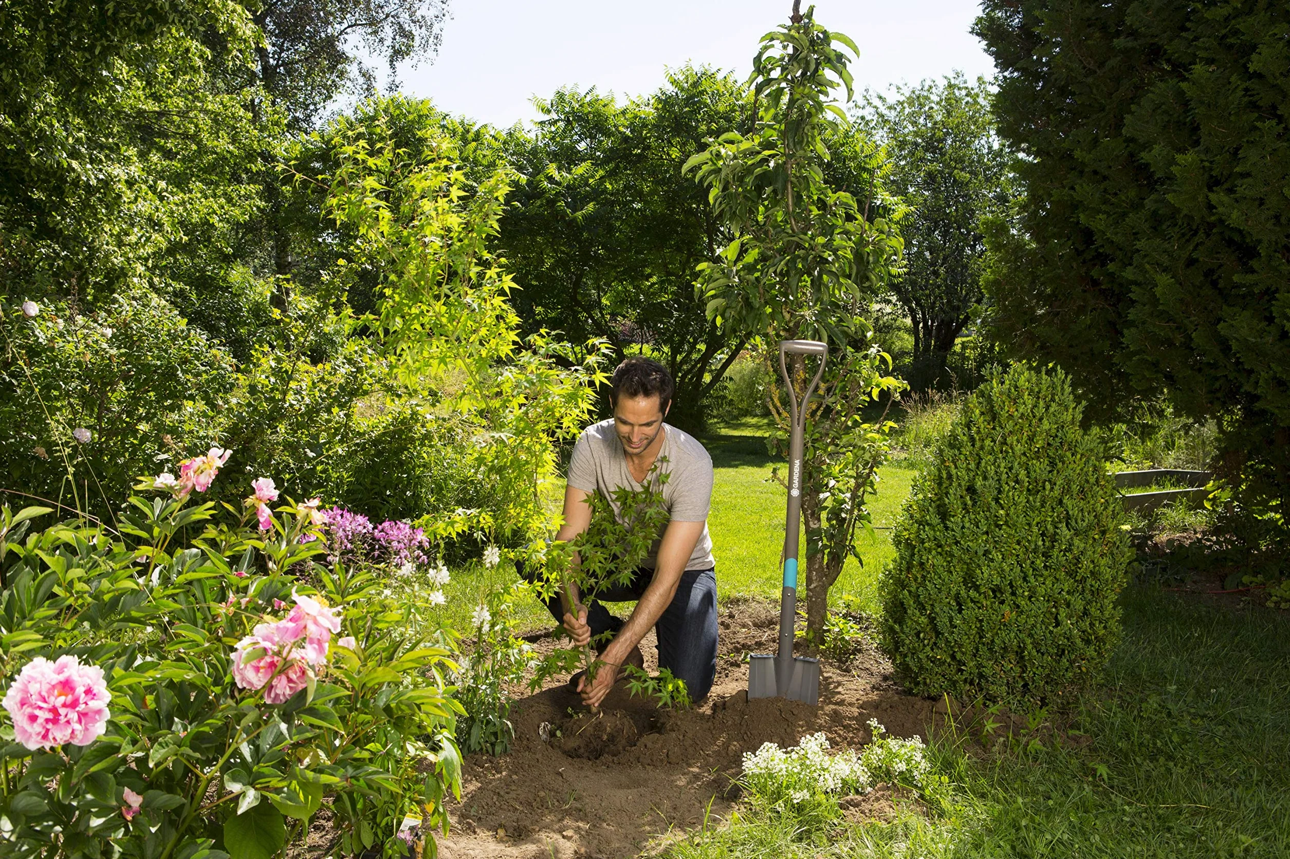 Gardena szpadel ostry NatureLine: szpadel ogrodowy z powłoką, do kopania i wykopywania, trzonek z drewna jesionowego z certyfikatem FSC, uchwyt w kształcie D (17001-20)