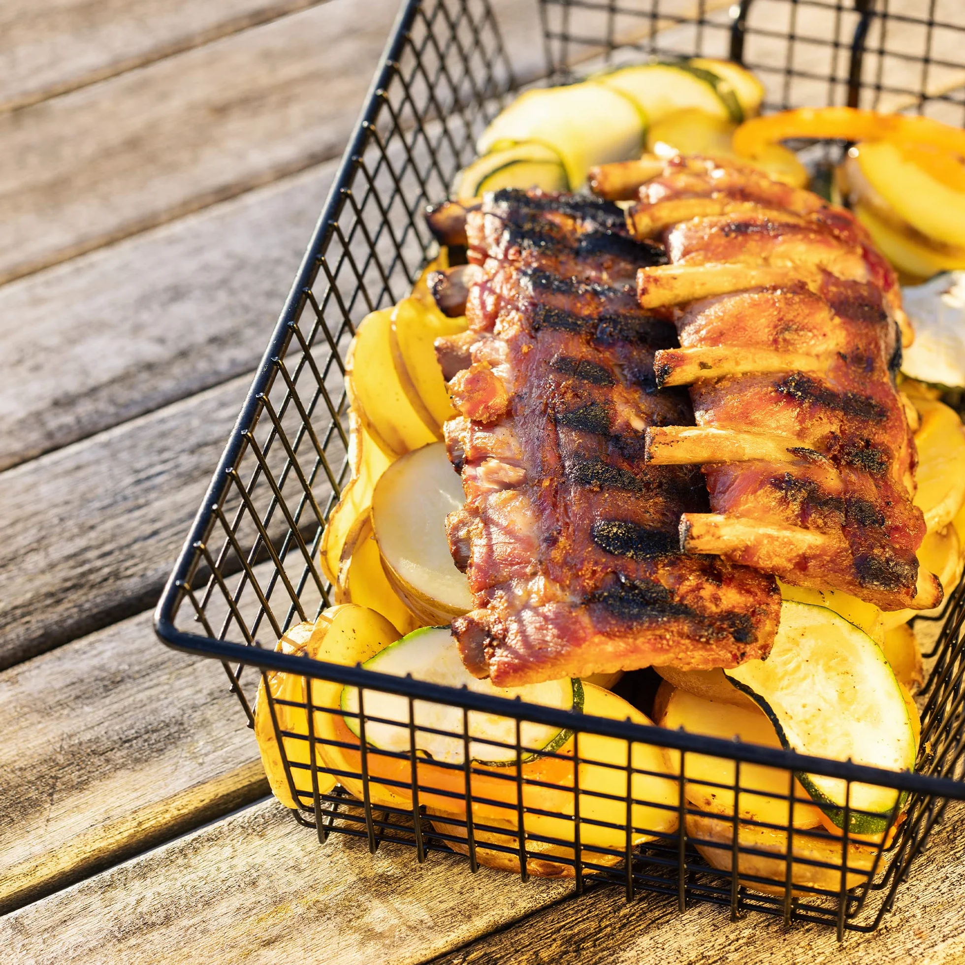 Navaris Kosz do grillowania z uchwytem – w zestawie pęseta do grilla – 28 x 19,5 x 9 cm – akcesoria do grilla, kosz na ryby, warzywa, mięso, kosz na warzywa i ryby